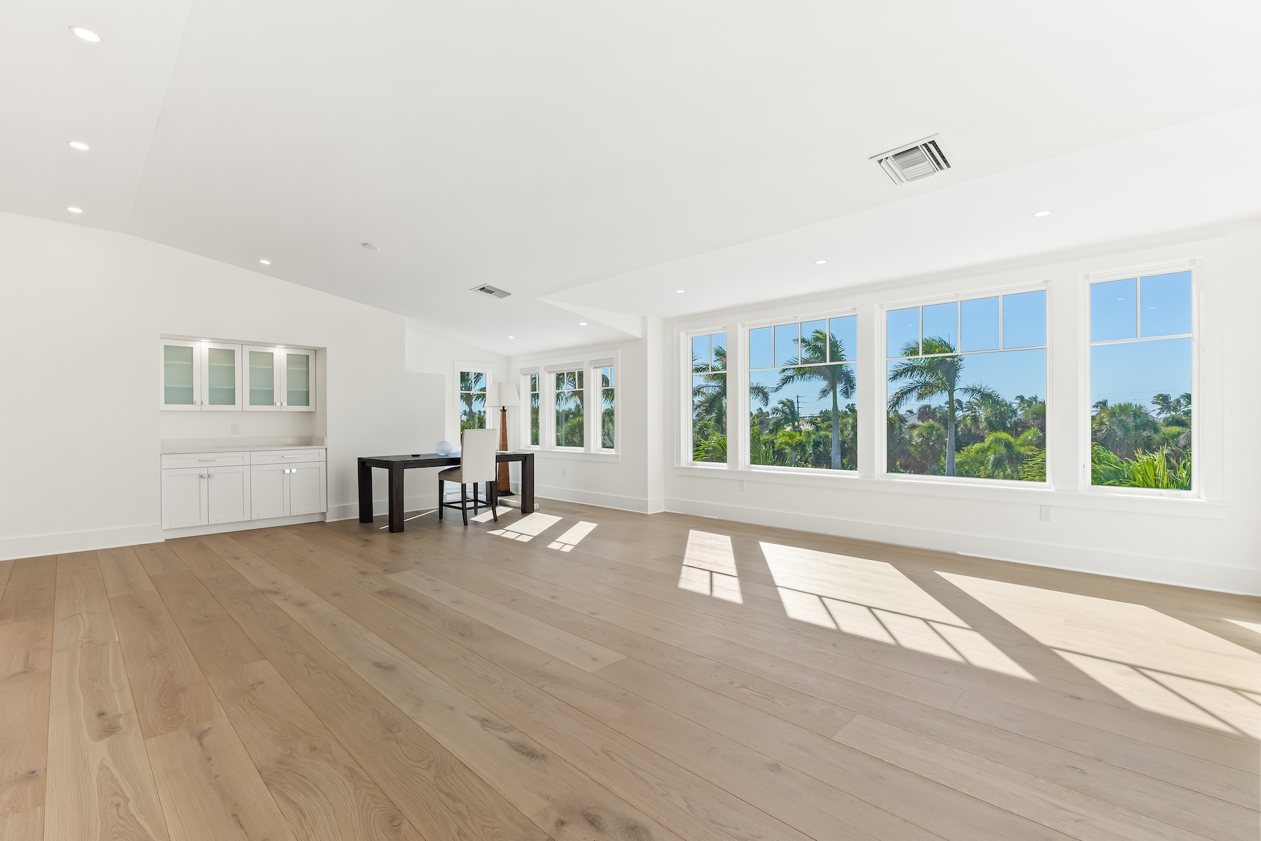  4070 Loomis Avenue - 物件實景