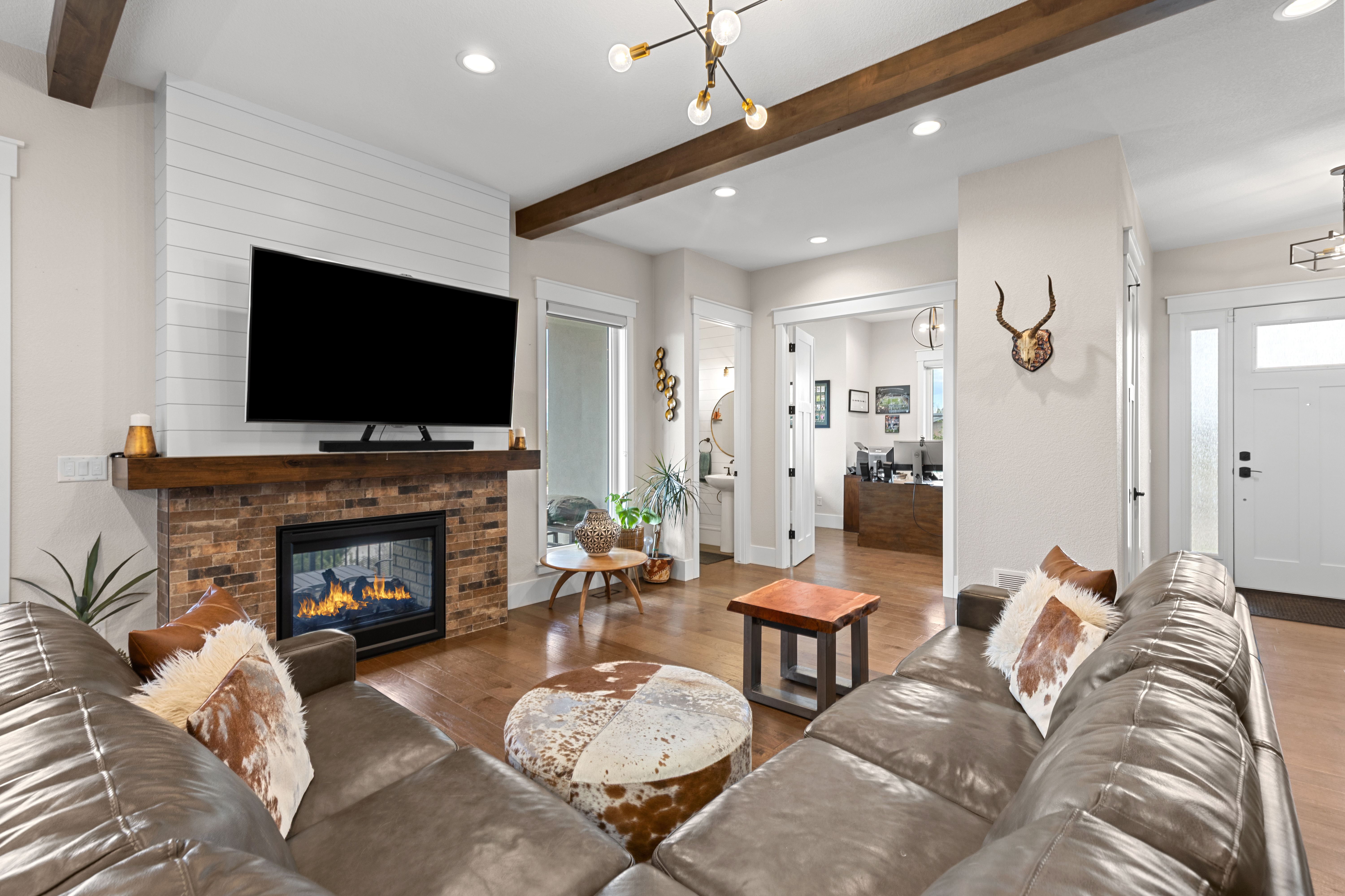  Amazing Opportunity For Multigenerational Living - 物件實景