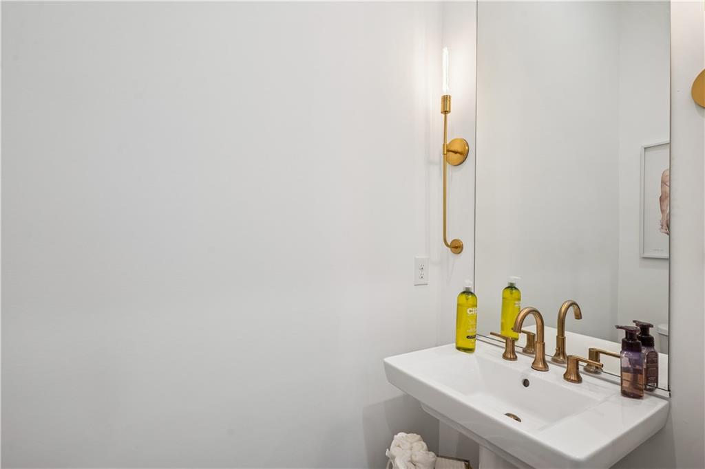 Alpharetta, Georgia, 30005, United States, 3 Bedrooms Bedrooms, ,3 BathroomsBathrooms,Residential,For Sale,1907831