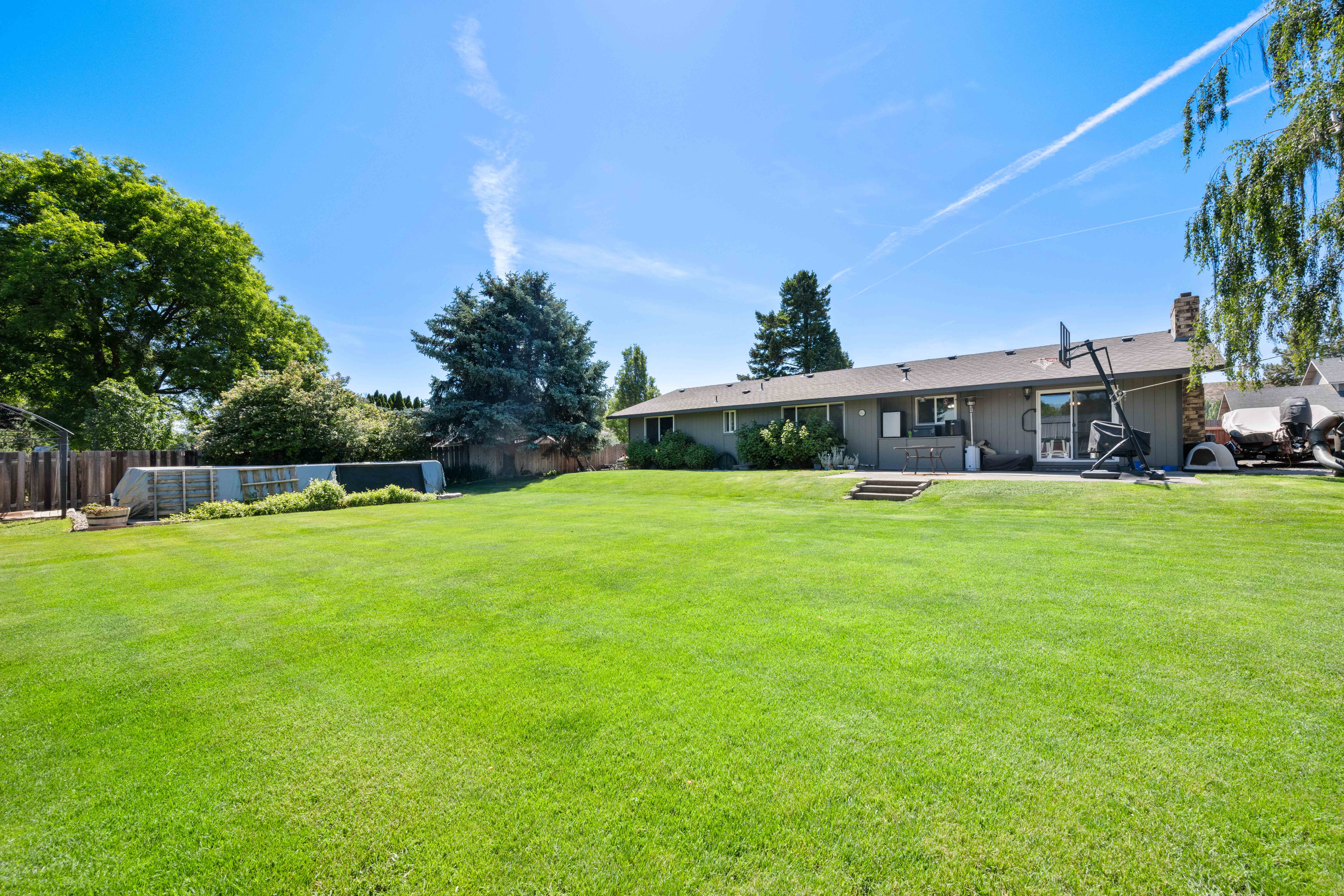  Welcome to this Charming 1-Story Home Situated On a Generous .35 Acre Lot - 物件實景