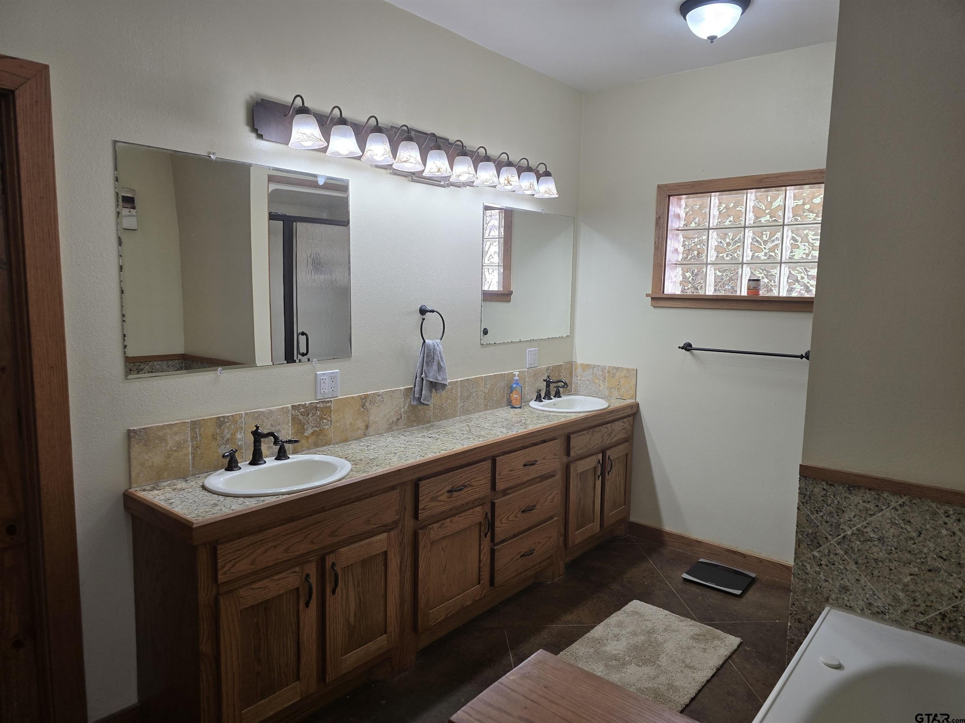 Hughes Springs, Texas, 75656, United States, 4 Bedrooms Bedrooms, ,3 BathroomsBathrooms,Residential,For Sale,1974783