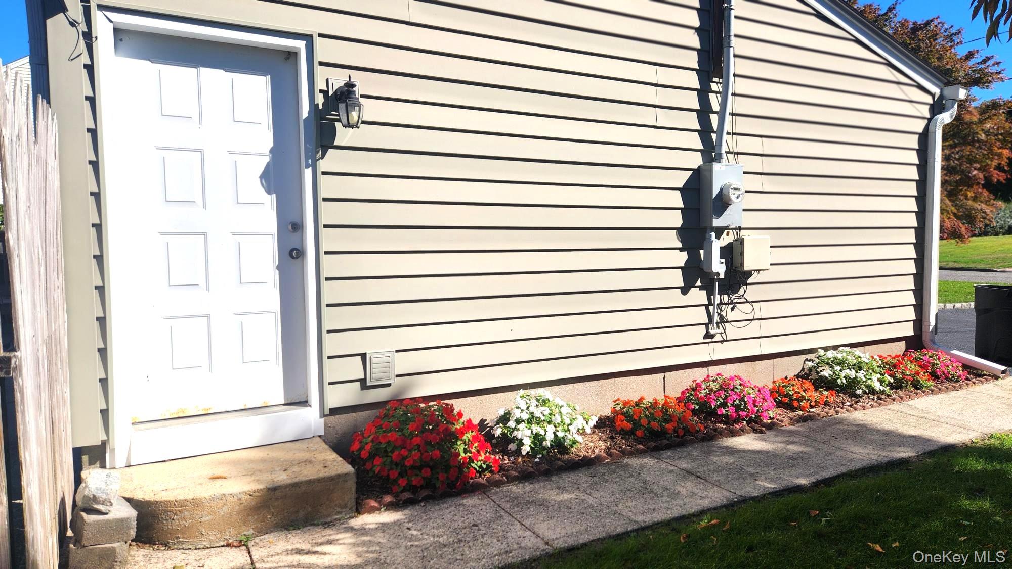 Ronkonkoma, New York, 11779, United States, 4 Bedrooms Bedrooms, ,3 BathroomsBathrooms,Residential,For Sale,1987838