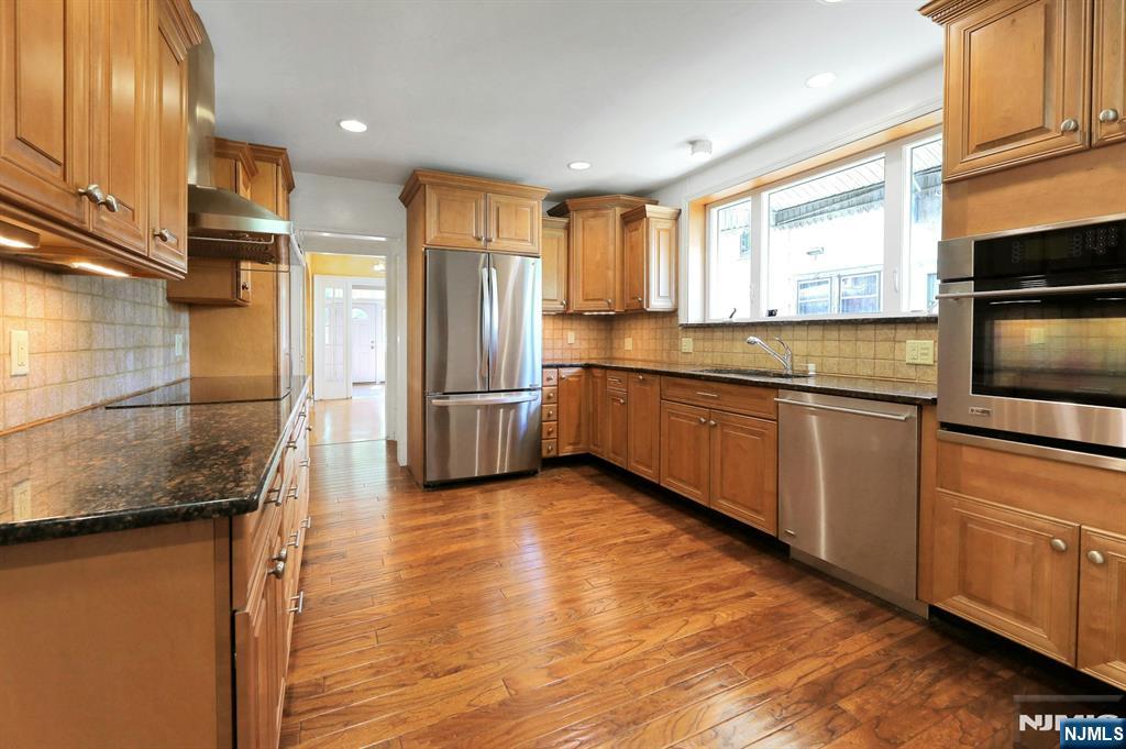 Leonia, New Jersey, 07605, United States, 5 Bedrooms Bedrooms, ,4 BathroomsBathrooms,Residential,For Sale,1934270