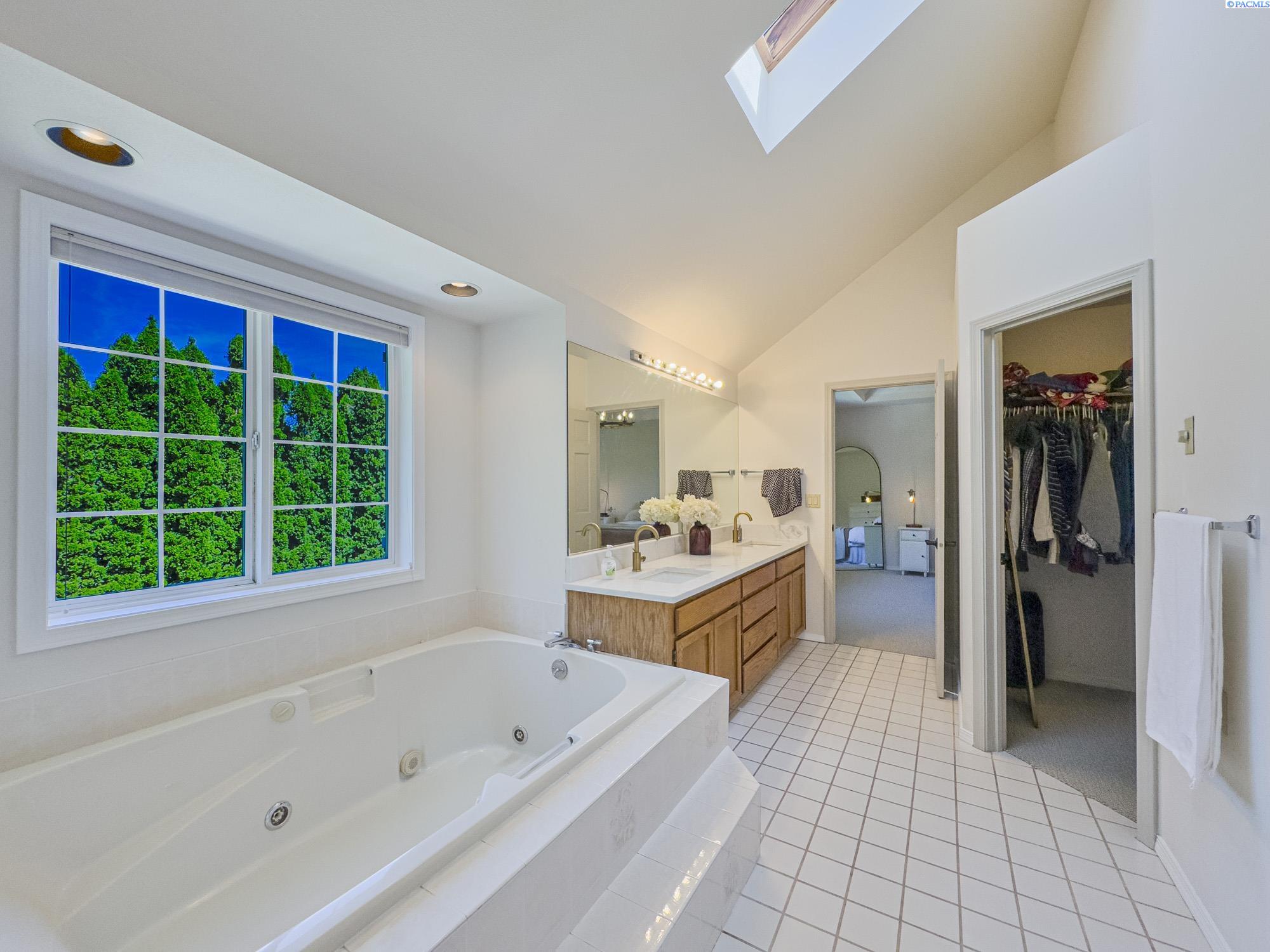 Richland, Washington, 99352, United States, 5 Bedrooms Bedrooms, ,4 BathroomsBathrooms,Residential,For Sale,1927234