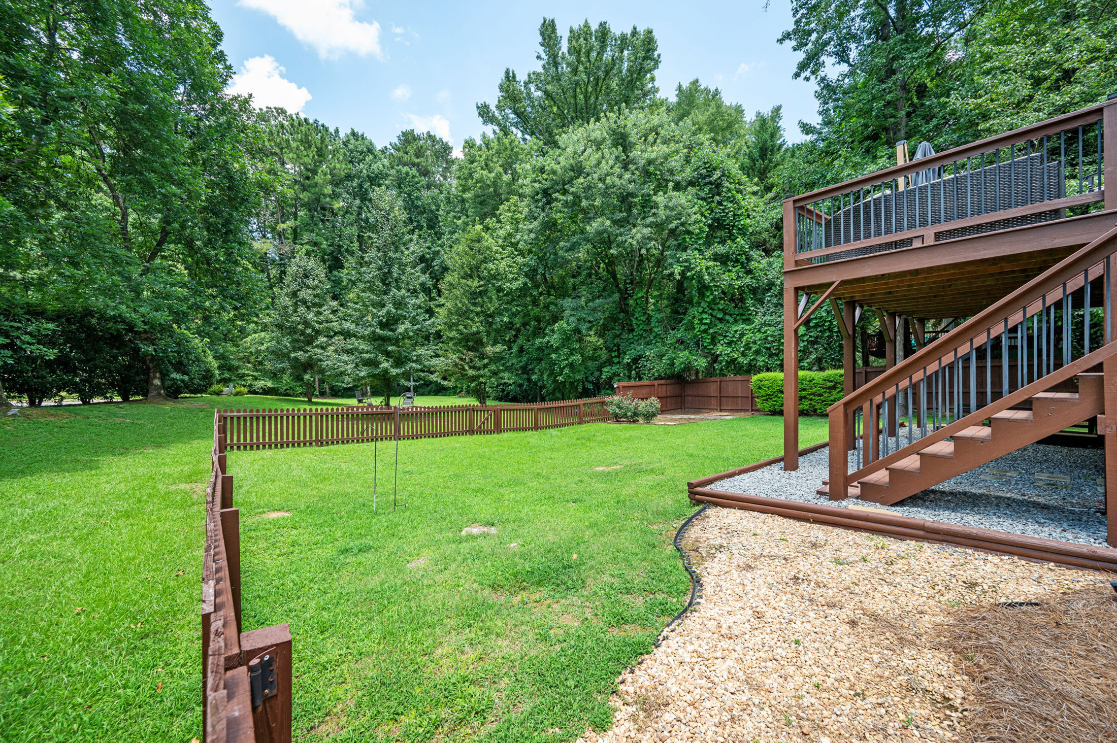  Exceptional Home Nestled on 0.83+/- Acre Picturesque Corner Lot - 物件實景