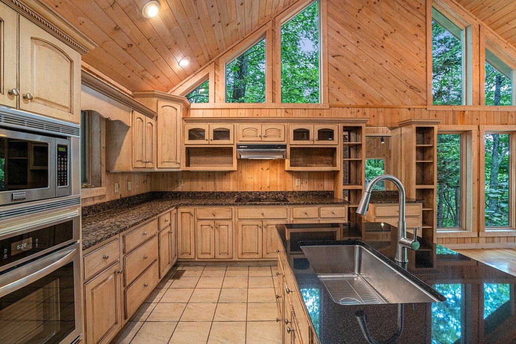 Ellijay, Georgia, 30536, United States, 4 Bedrooms Bedrooms, ,4 BathroomsBathrooms,Residential,For Sale,1888522