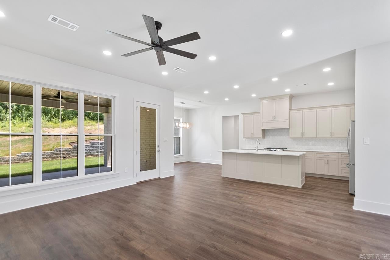 Benton, Arkansas, 72019, United States, 5 Bedrooms Bedrooms, ,4 BathroomsBathrooms,Residential,For Sale,1982699