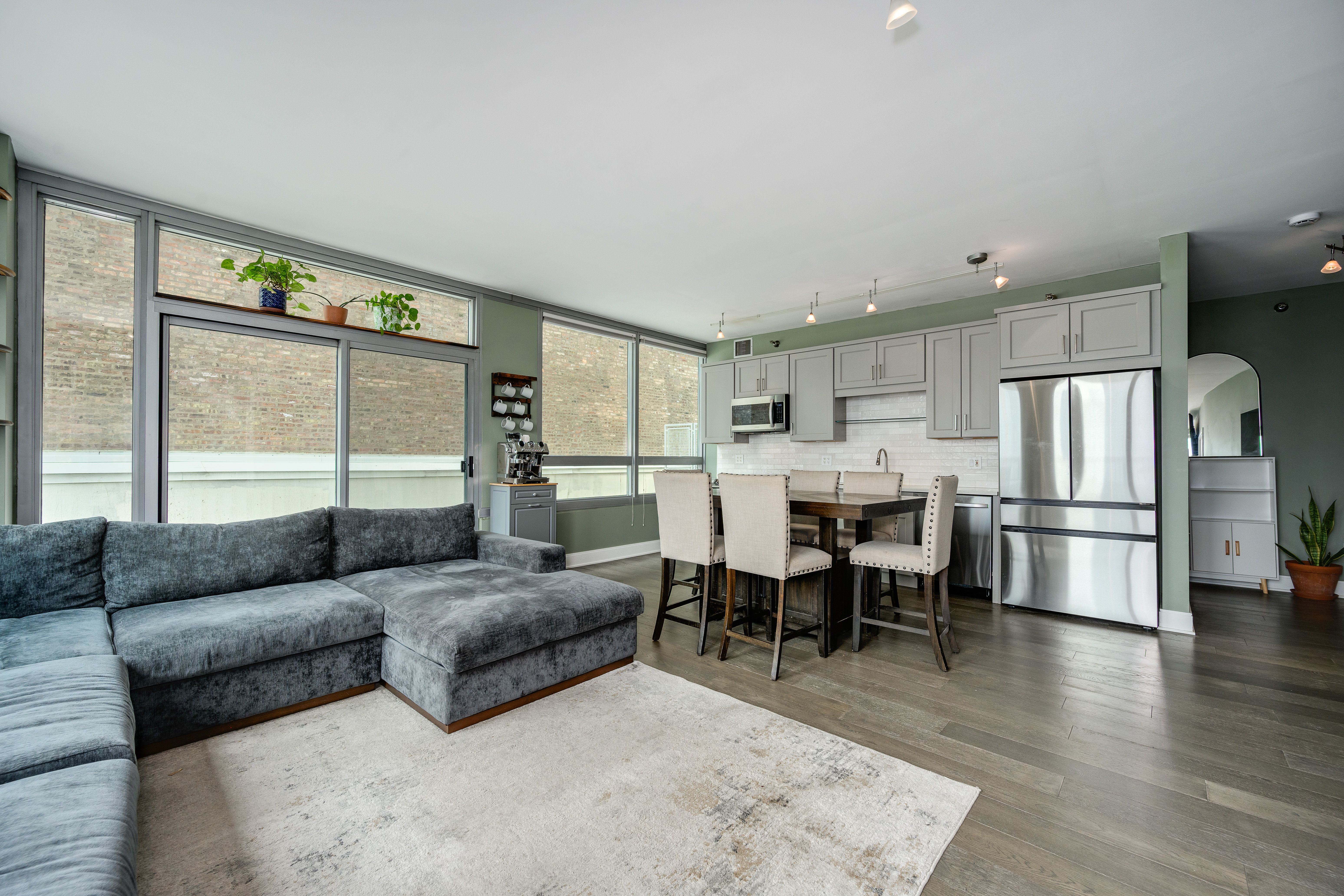  Experience Elevated City Living in This Beautifully Renovated Corner Residence - 物件實景