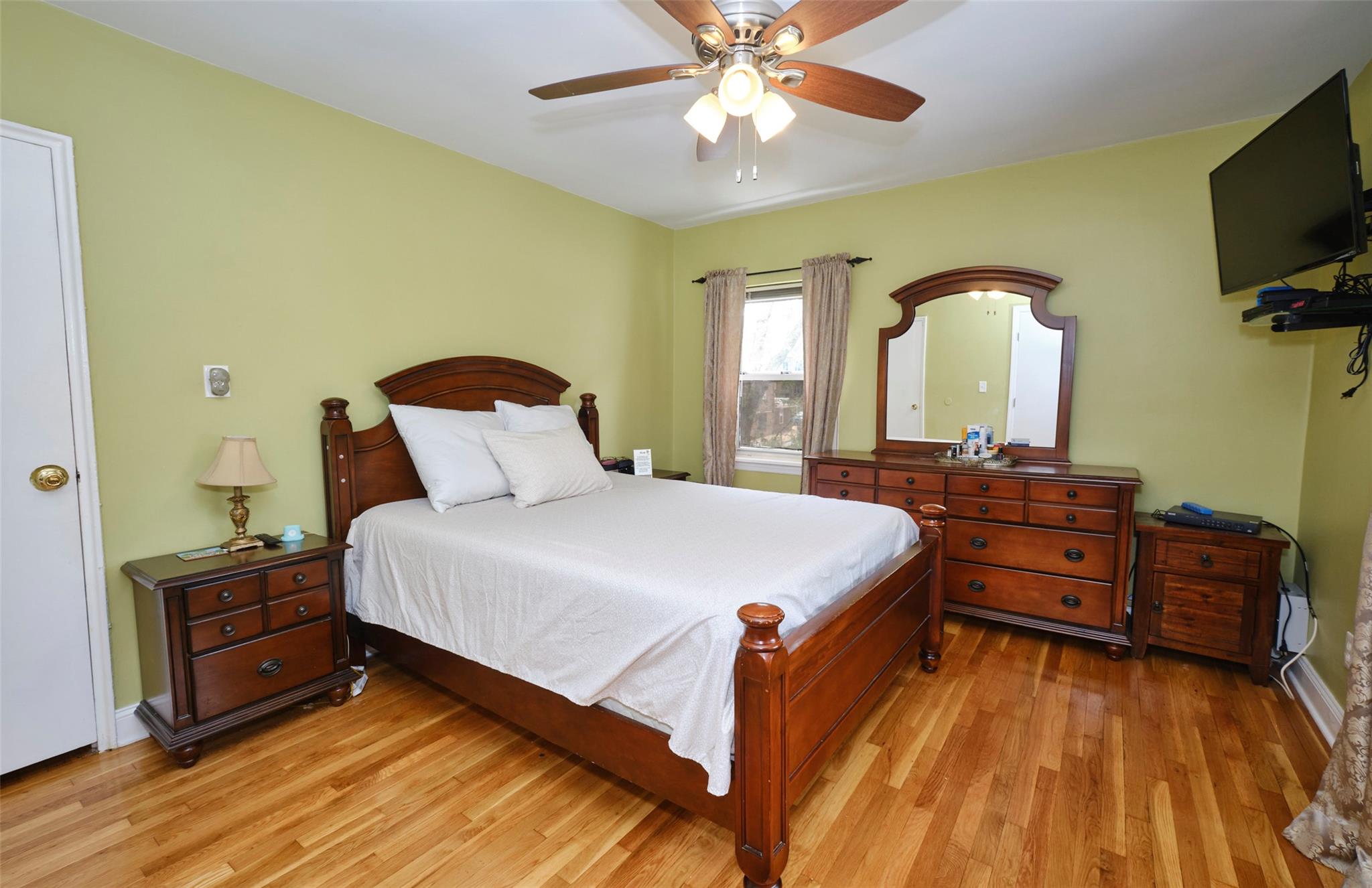 Bronx, New York, 10469, United States, 3 Bedrooms Bedrooms, ,3 BathroomsBathrooms,Residential,For Sale,1907076
