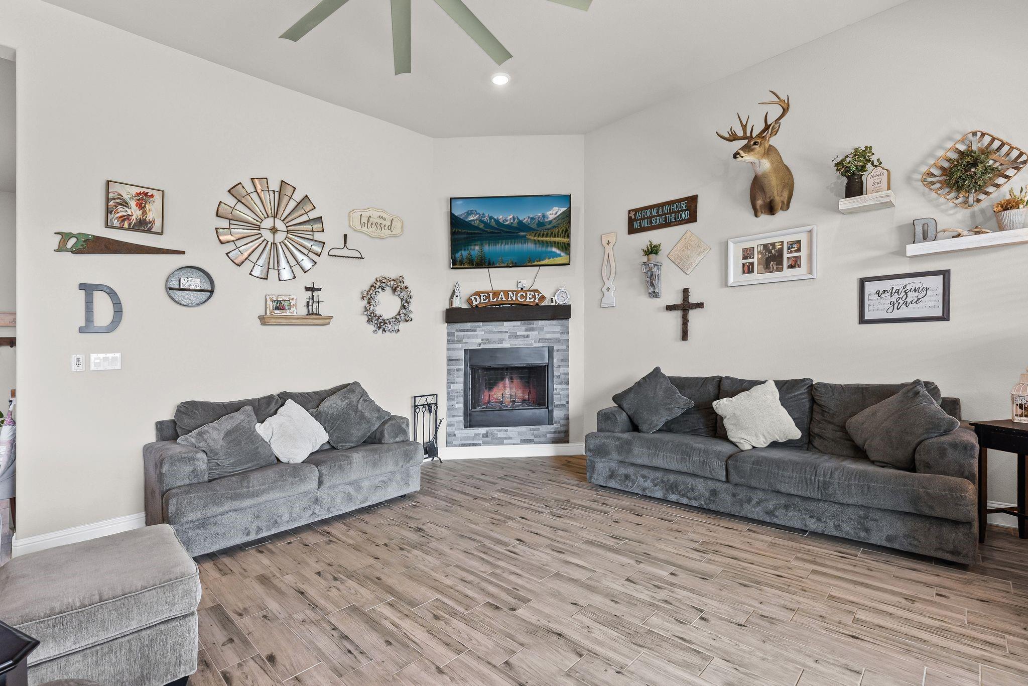 Leonard, Texas, 75452, United States, 4 Bedrooms Bedrooms, ,3 BathroomsBathrooms,Residential,For Sale,1980079