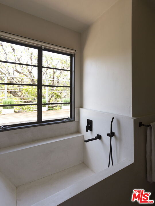Los Angeles, California, 90068, United States, 3 Bedrooms Bedrooms, ,4 BathroomsBathrooms,Residential,For Sale,1839885