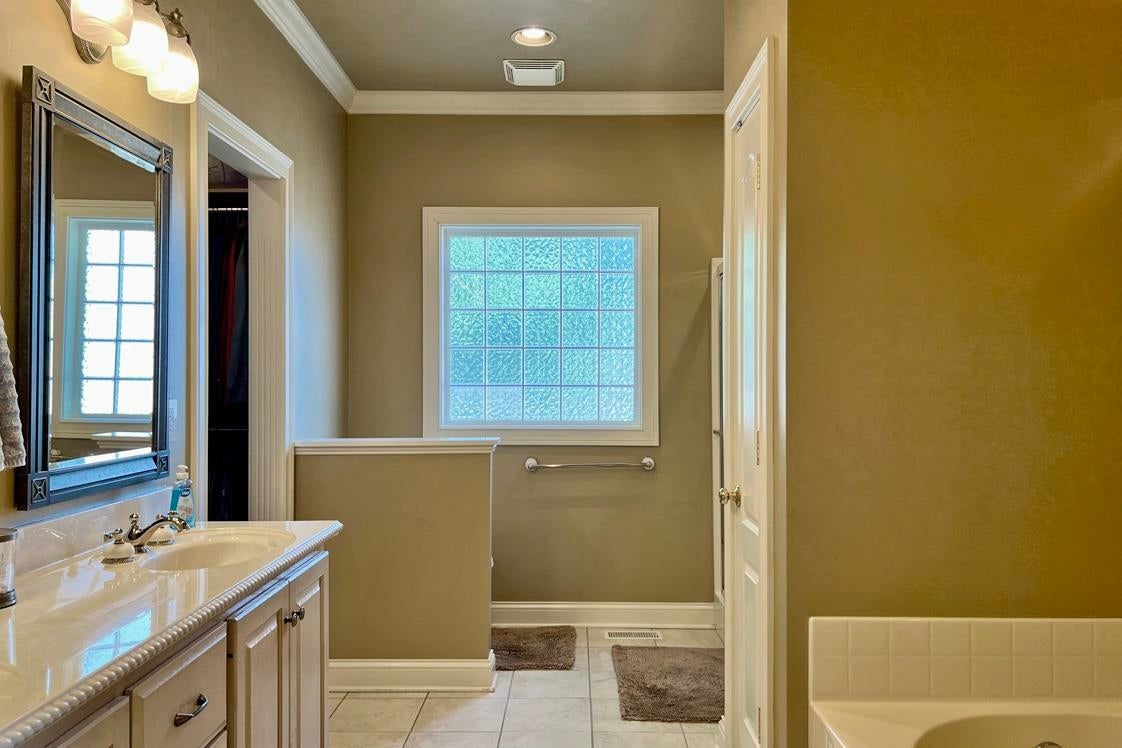 Franklin, Kentucky, 42134, United States, 4 Bedrooms Bedrooms, ,3 BathroomsBathrooms,Residential,For Sale,1941979