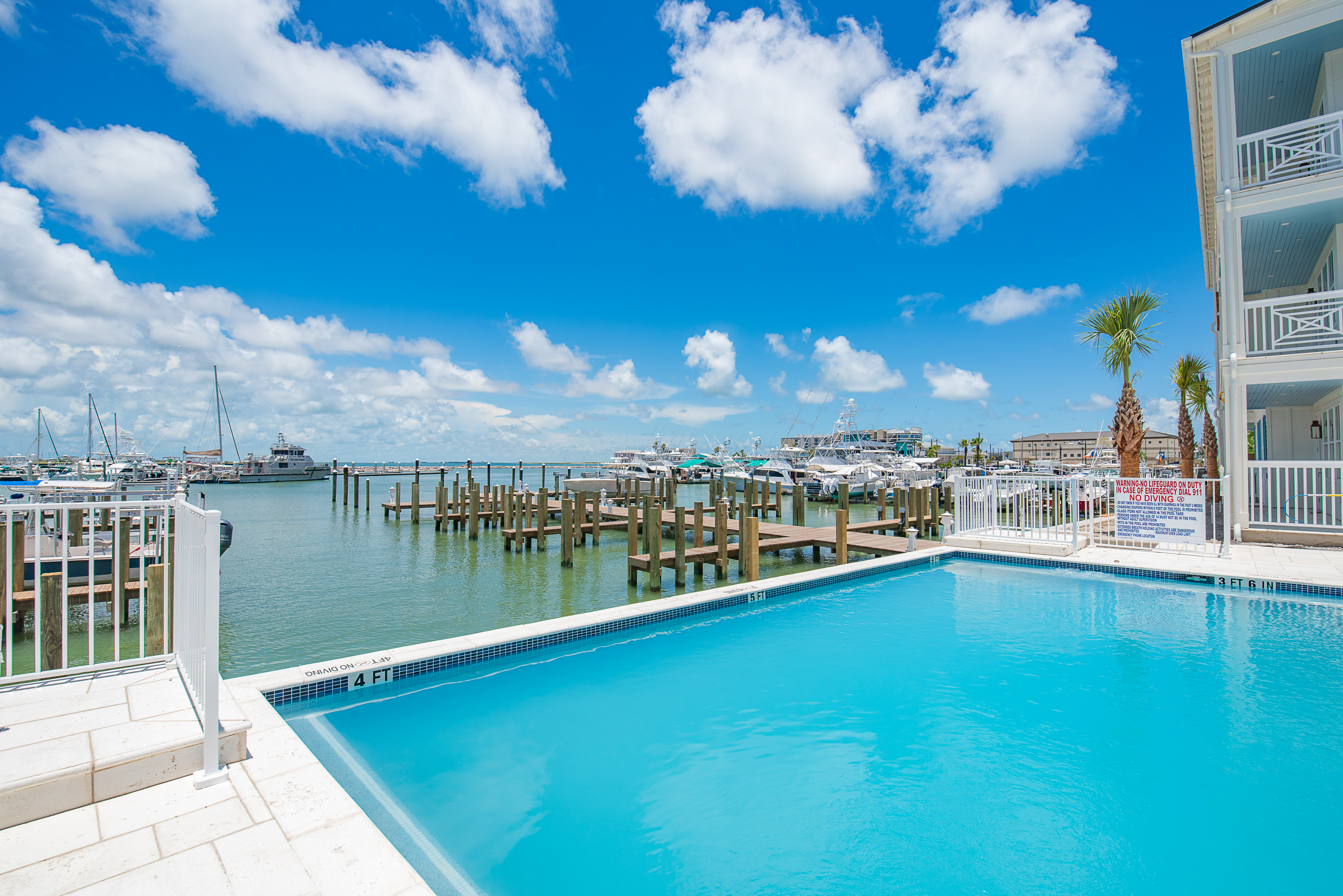  Coastal Elegance Meets Waterfront Living - 物件實景