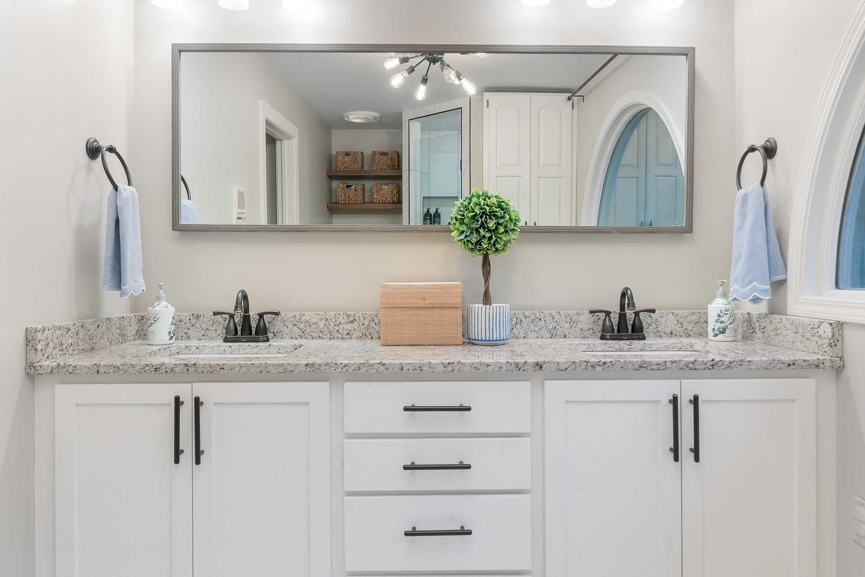 Jonesboro, Arkansas, 72401, United States, 4 Bedrooms Bedrooms, ,4 BathroomsBathrooms,Residential,For Sale,1961843