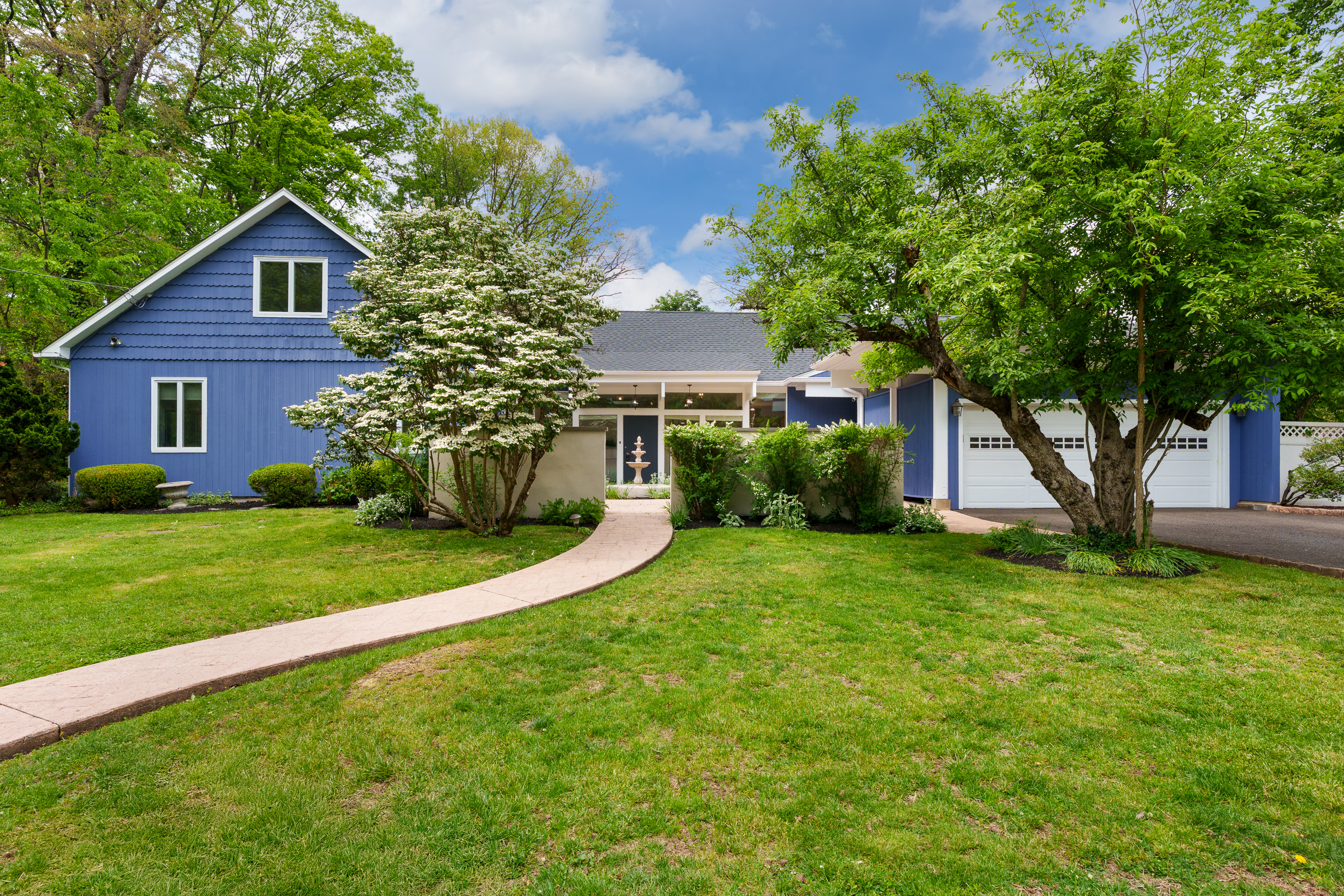  Coveted Western Section Mid-Century Modern Home with an Adaptable Floor Plan - 物件實景