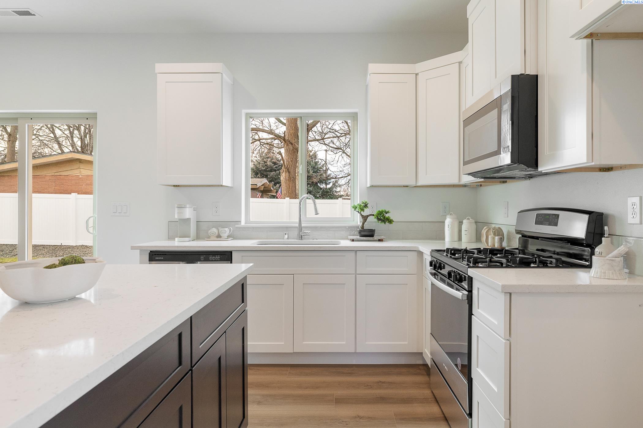 Kennewick, Washington, 99337, United States, 7 Bedrooms Bedrooms, ,Residential,For Sale,1949661