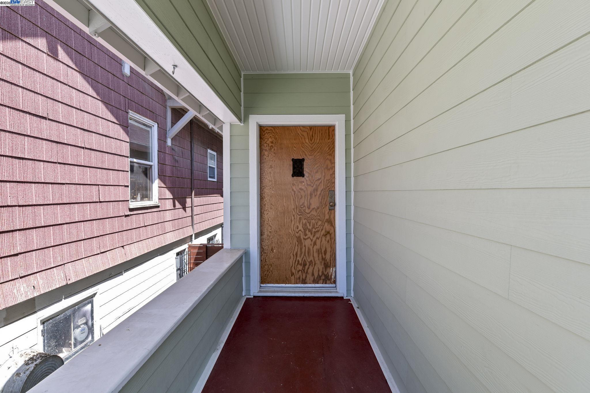 Oakland, California, 94606, United States, 3 Bedrooms Bedrooms, ,2 BathroomsBathrooms,Residential,For Sale,1839089