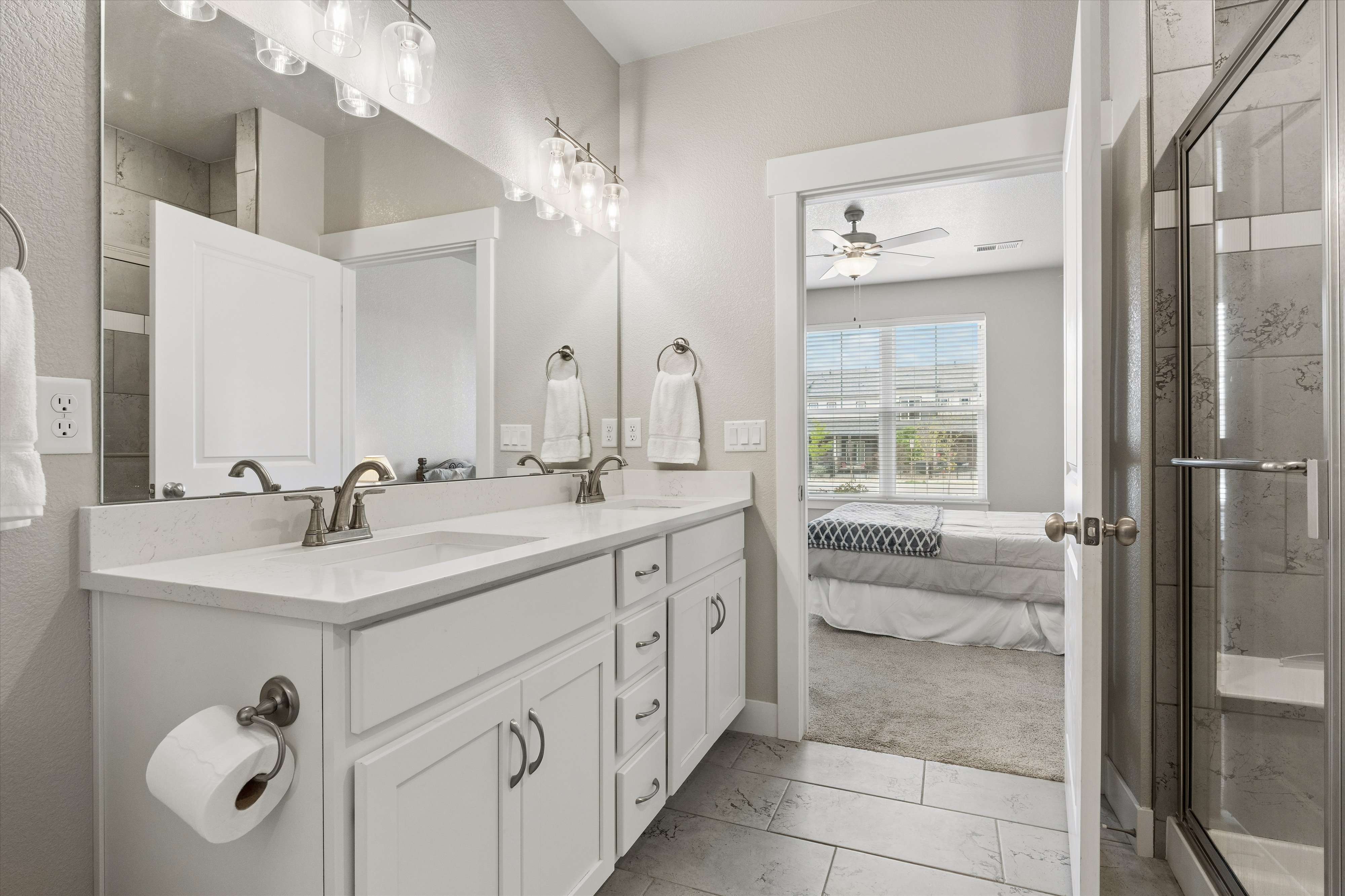  Enjoy Effortless, Lock-and-Leave Living in this Beautifully Finished Home - 物件實景