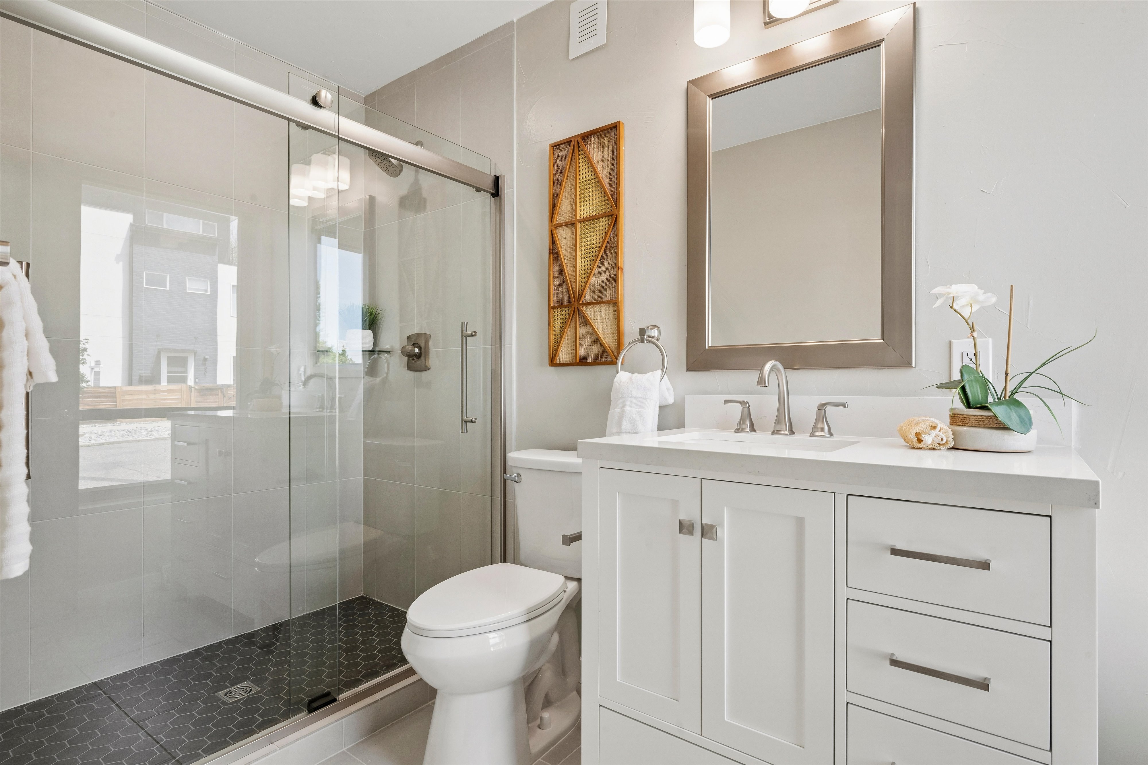  Beautifully updated residence, timeless architectural character & modern comfort - 物件實景