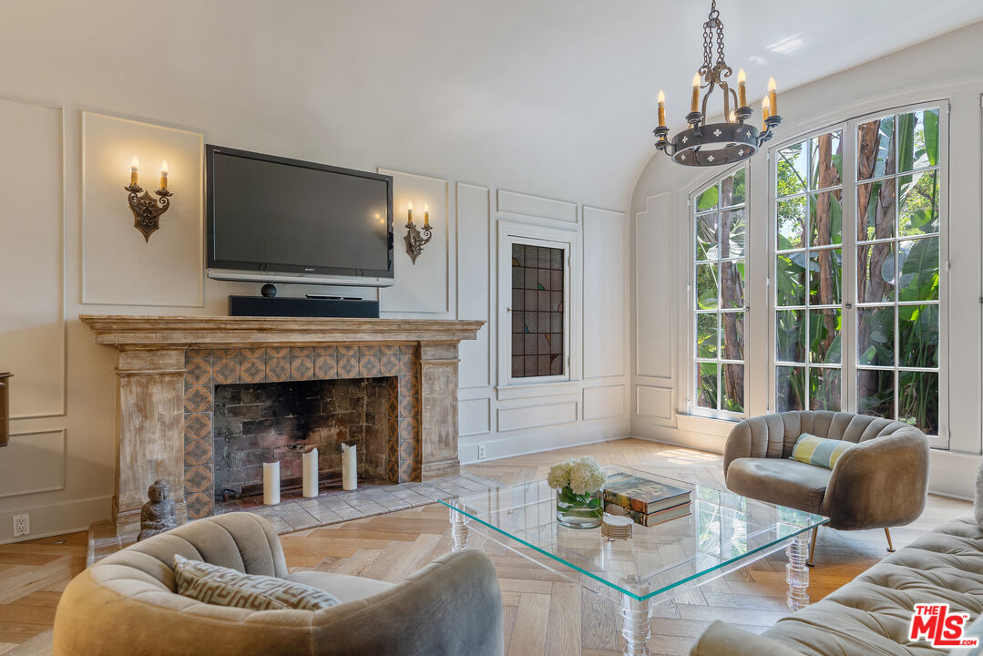 Los Angeles, California, 90005, United States, 3 Bedrooms Bedrooms, ,3 BathroomsBathrooms,Residential,For Sale,1876512