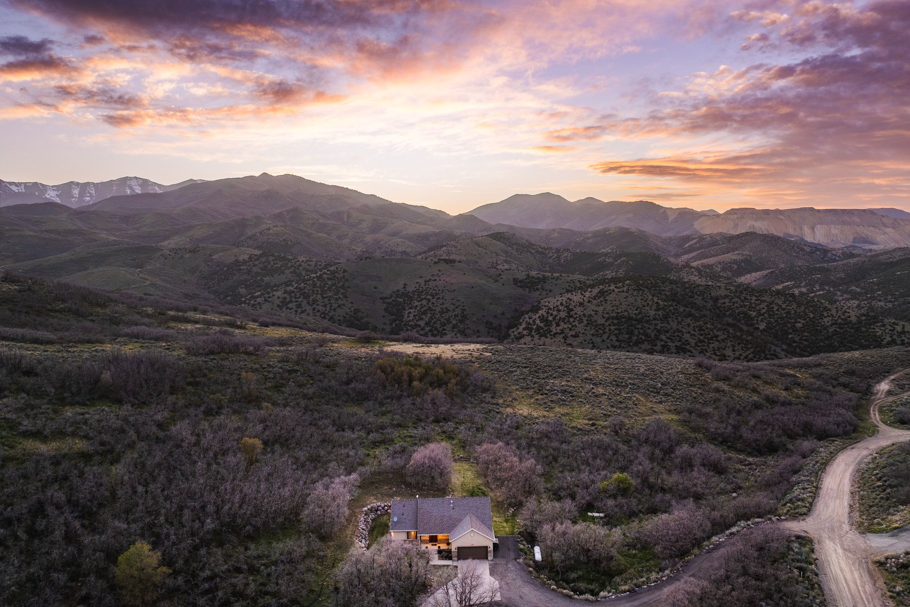  Rare Opportunity in Herriman High Country Estates  Rambler on 7.7 Private Acres - 物件實景