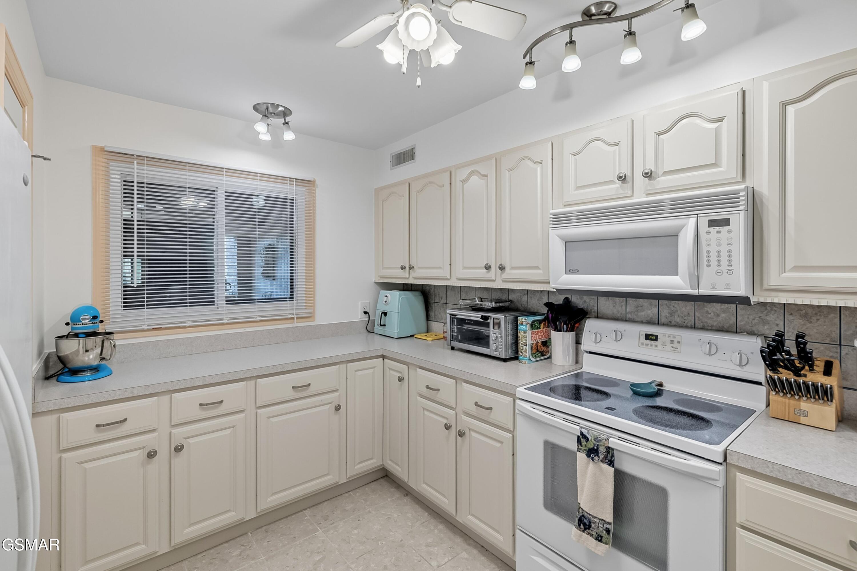 Gatlinburg, Tennessee, 37738, United States, 3 Bedrooms Bedrooms, ,2 BathroomsBathrooms,Residential,For Sale,2012103