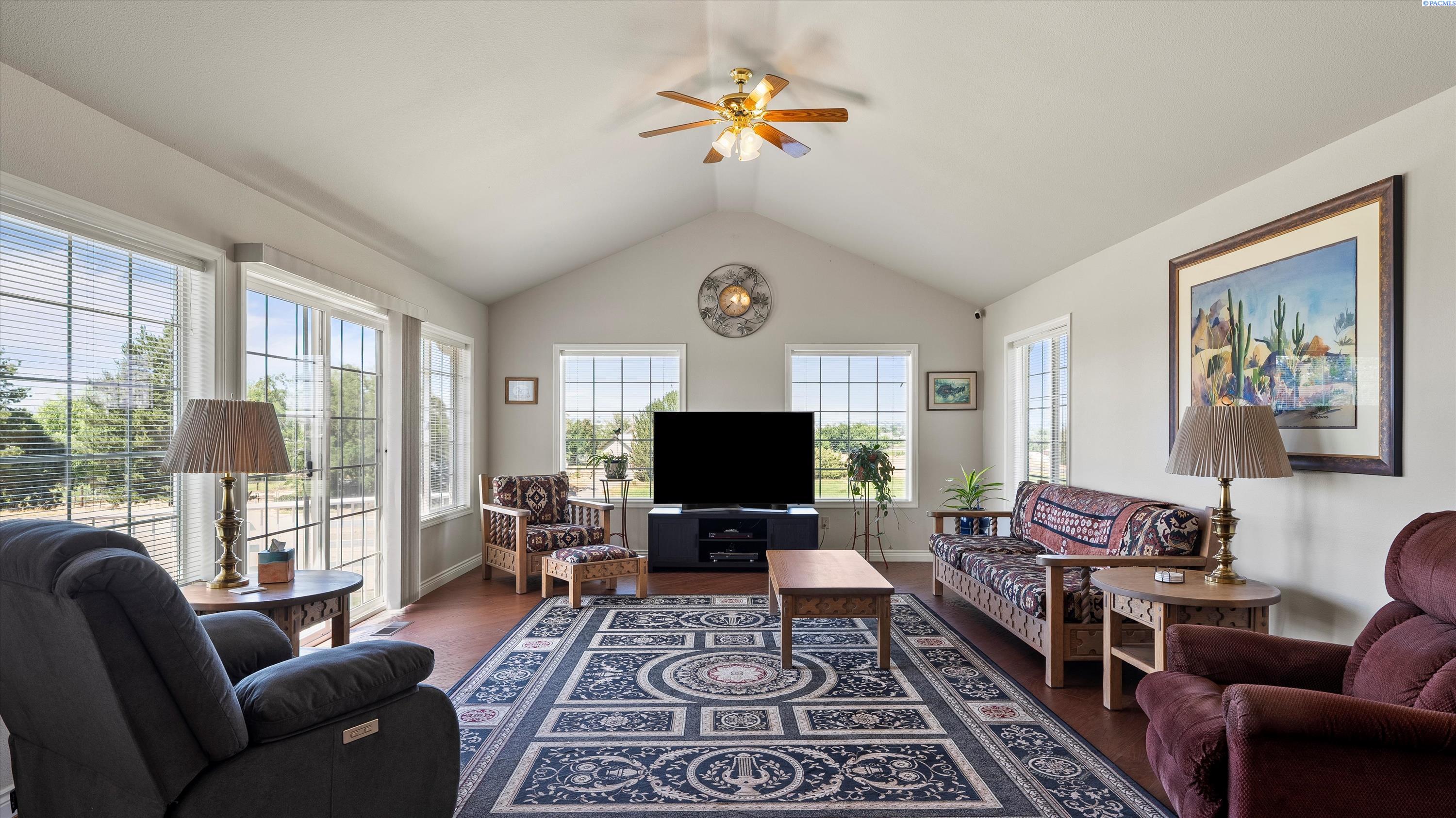 Prosser, Washington, 99350, United States, 3 Bedrooms Bedrooms, ,3 BathroomsBathrooms,Residential,For Sale,1867442