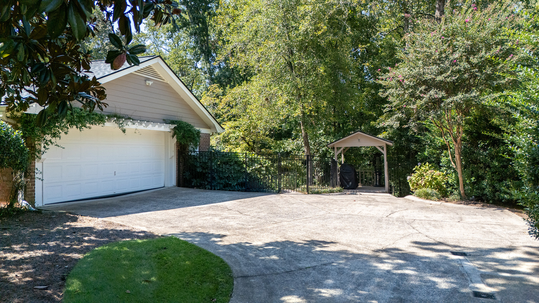  Charming Ranch Home with Heated Pool in a Great Sandy Springs Location - 物件實景