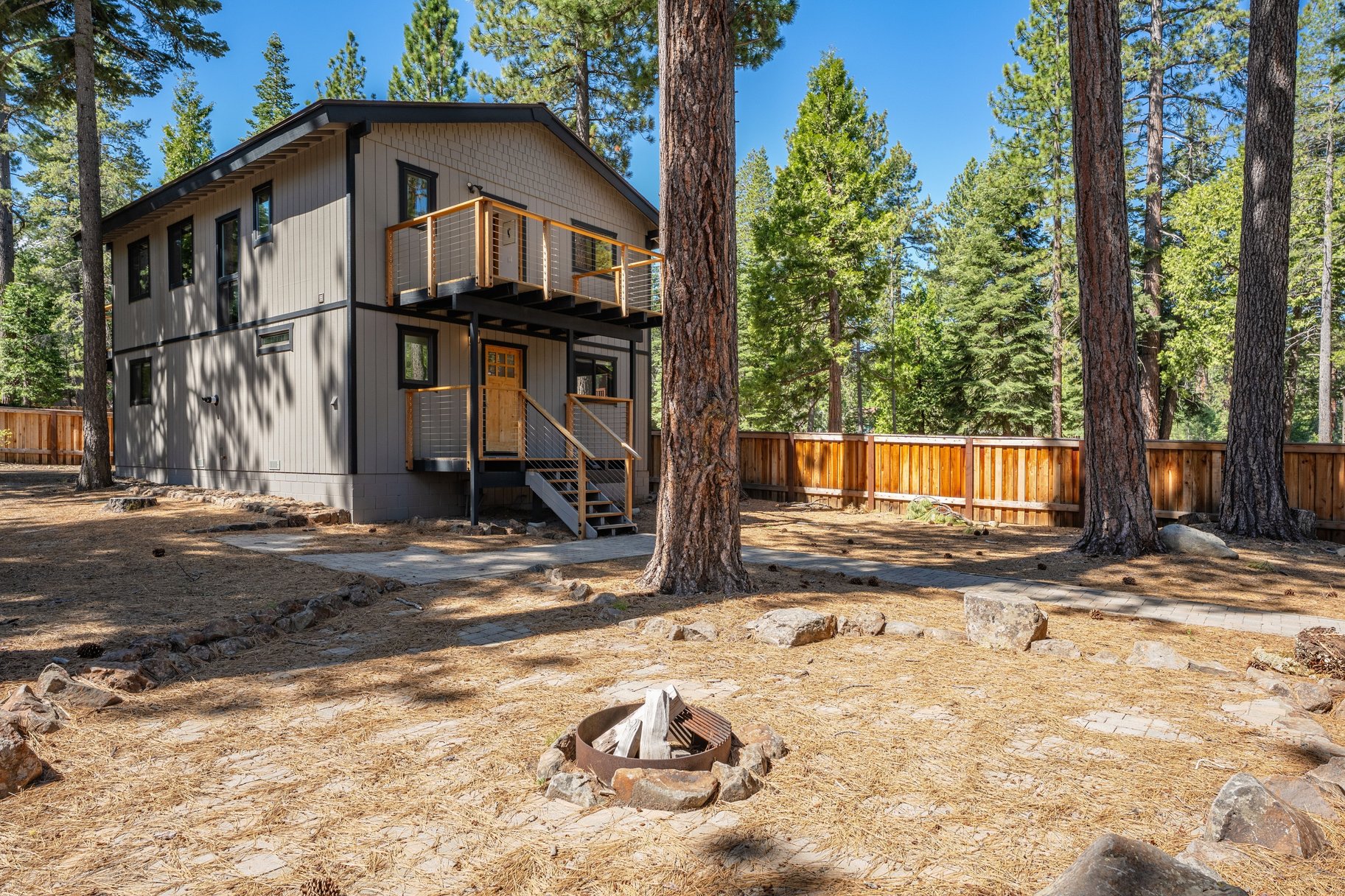  Loved and Cared For West Shore Home with Large Detached Garage and ADU Potential - 物件實景