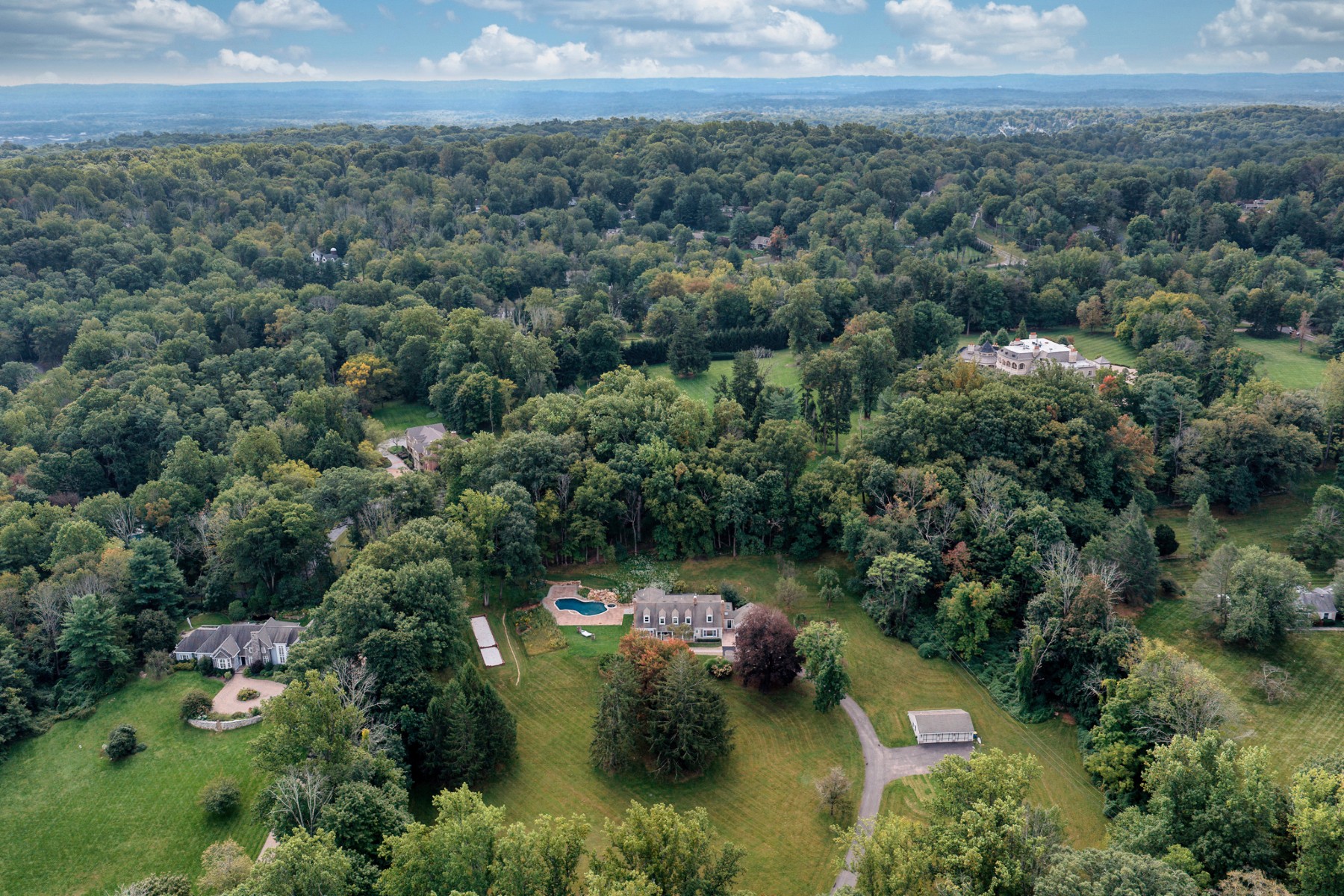  Updated Custom Colonial Home Brings Private Natural Setting Into Daily Life - 物件實景