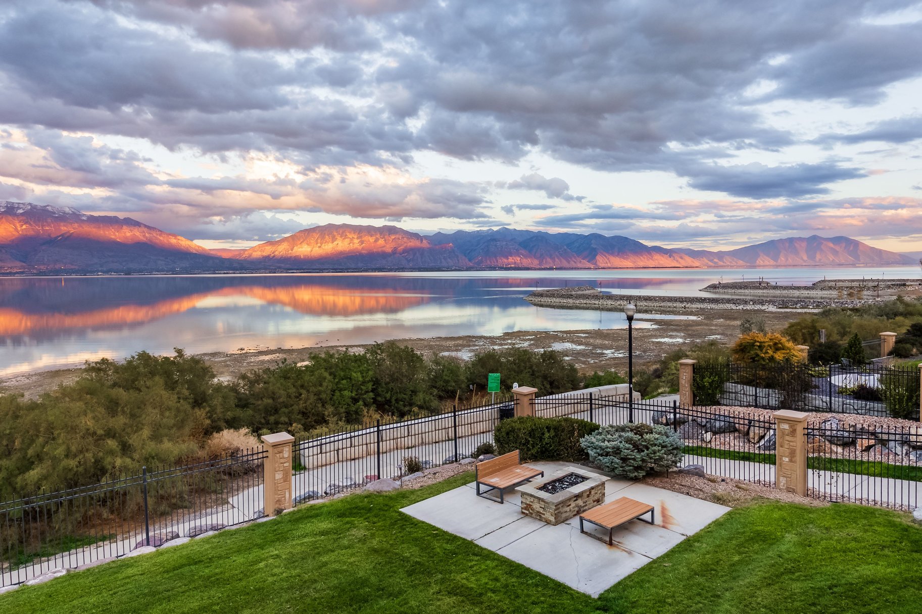  Modern Lakefront Retreat with Breathtaking Lake and Mountain Views - 物件實景