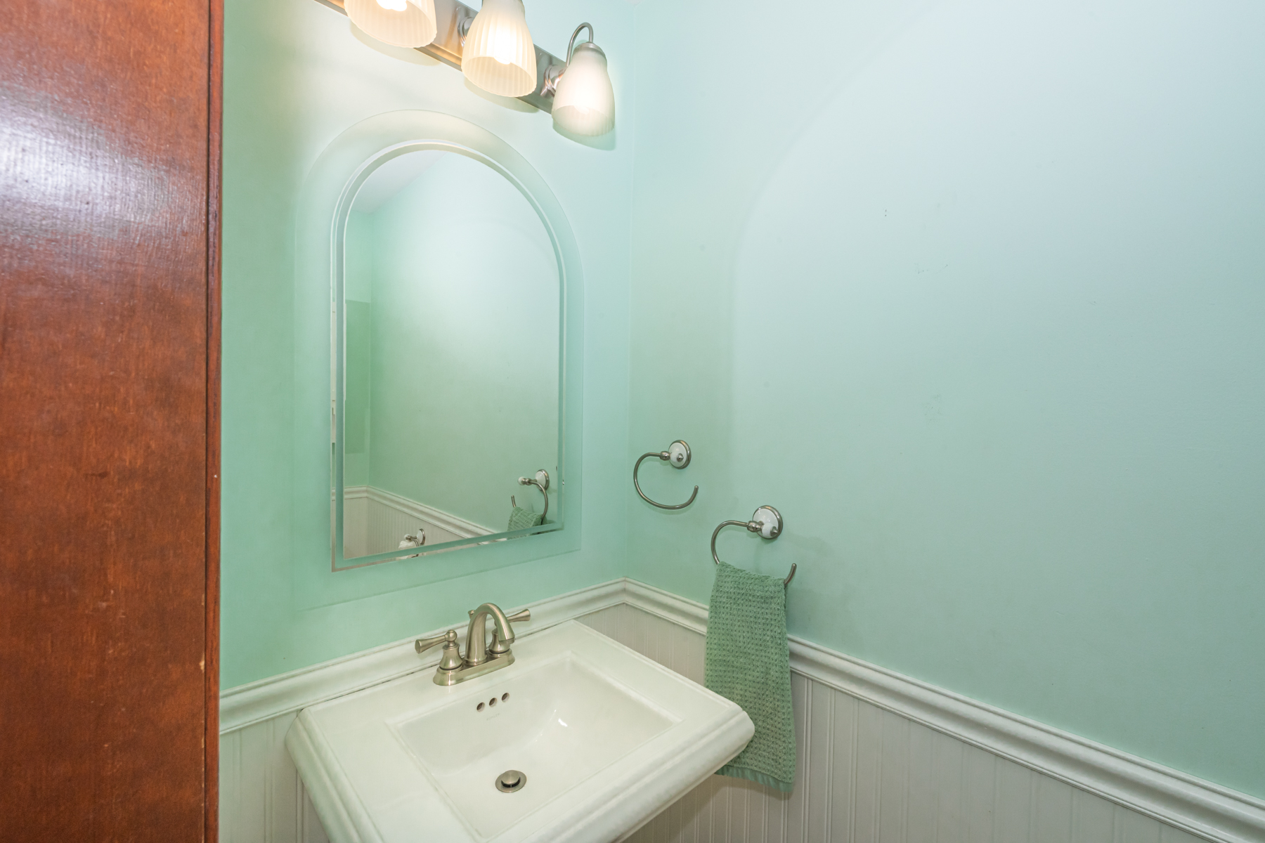  Beautifully Maintained Storybook Home - 物件實景