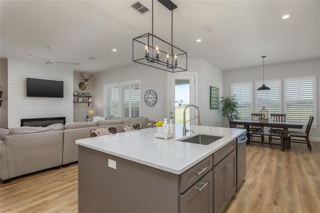 Weatherford, Texas, 76085, United States, 4 Bedrooms Bedrooms, ,2 BathroomsBathrooms,Residential,For Sale,1978041