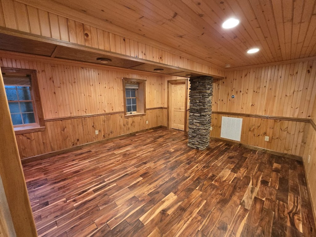 Lansing, North Carolina, 28643, United States, 2 Bedrooms Bedrooms, ,4 BathroomsBathrooms,Residential,For Sale,1914214