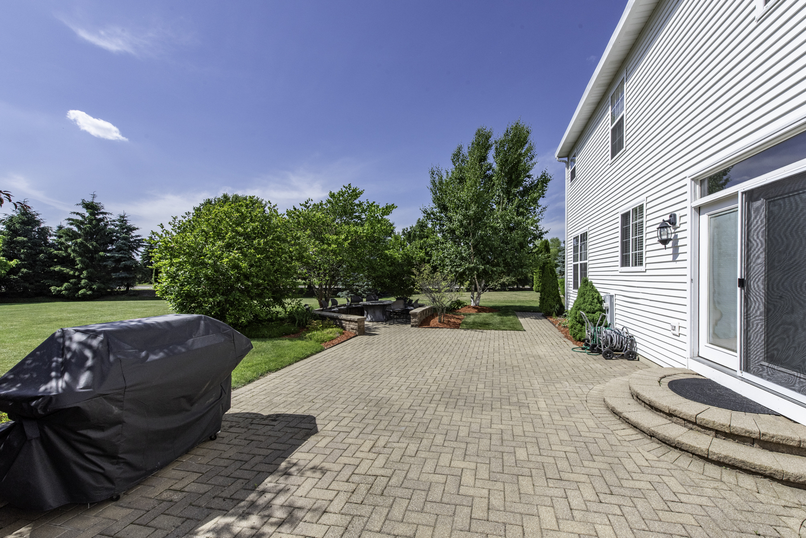 Lindenhurst, Illinois, 60046, United States, 5 Bedrooms Bedrooms, ,3 BathroomsBathrooms,Residential,For Sale,1874221