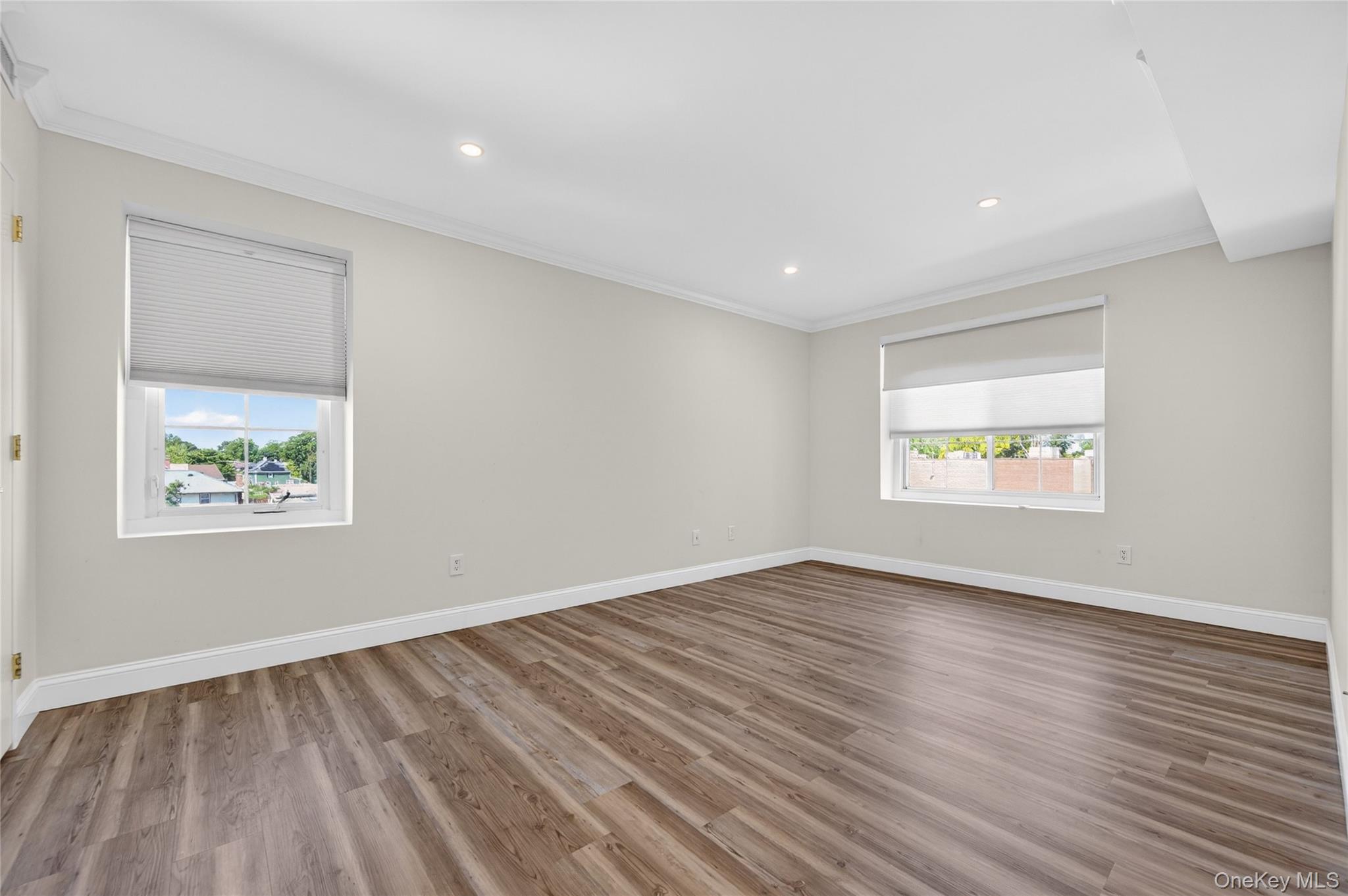  242 Maple Avenue, Westbury, NY, 11590 - 物件實景