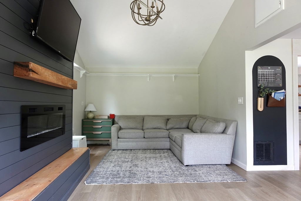 Franklin, Massachusetts, 02038, United States, 3 Bedrooms Bedrooms, ,1 BathroomBathrooms,Residential,For Sale,1972596