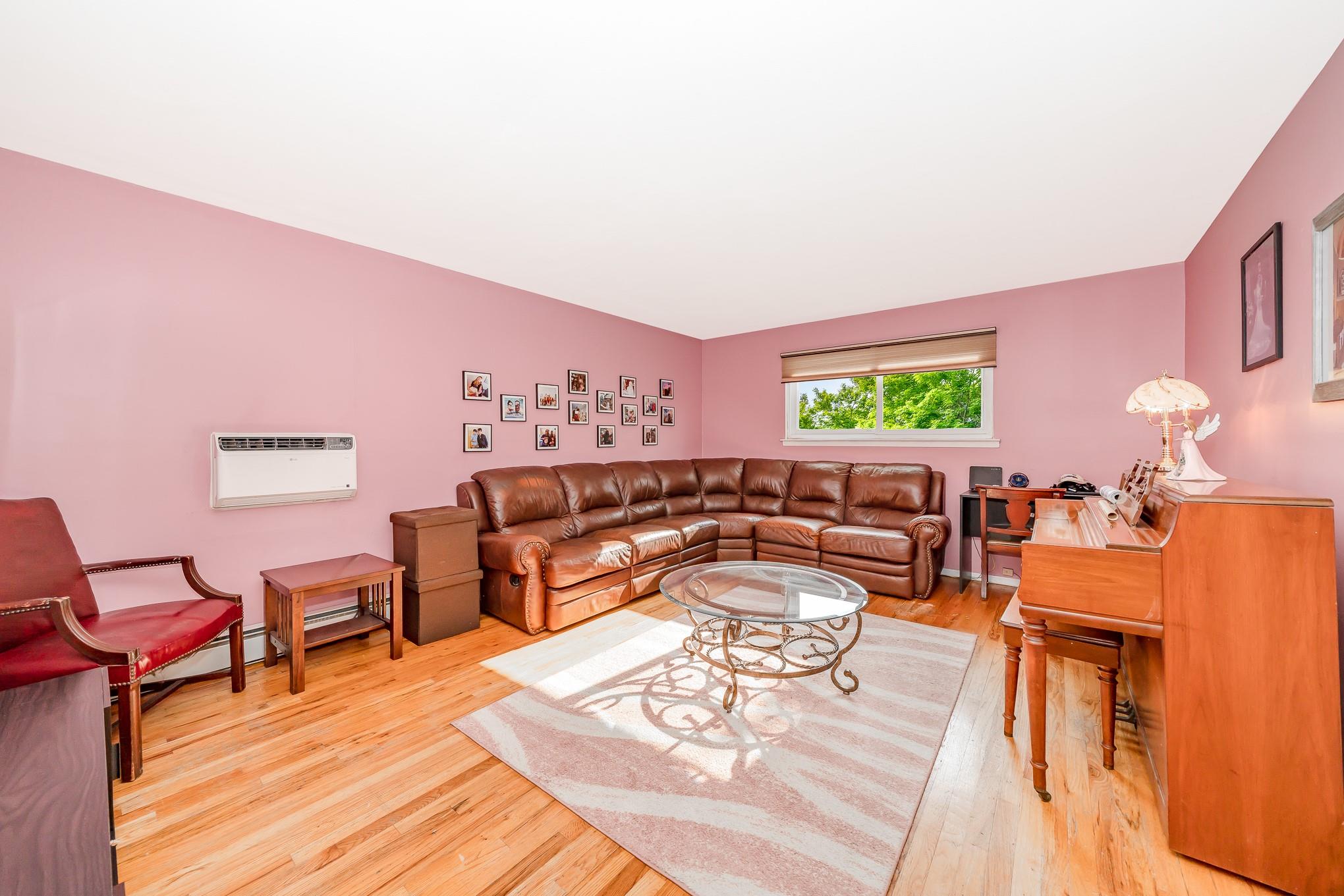 Franklin Square, New York, 11010, United States, 5 Bedrooms Bedrooms, ,2 BathroomsBathrooms,Residential,For Sale,1974579