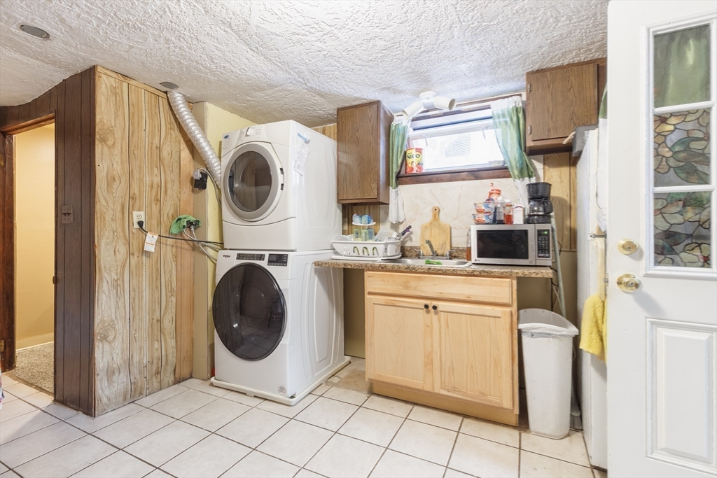 Waltham, Massachusetts, 02451, United States, 3 Bedrooms Bedrooms, ,2 BathroomsBathrooms,Residential,For Sale,1894263