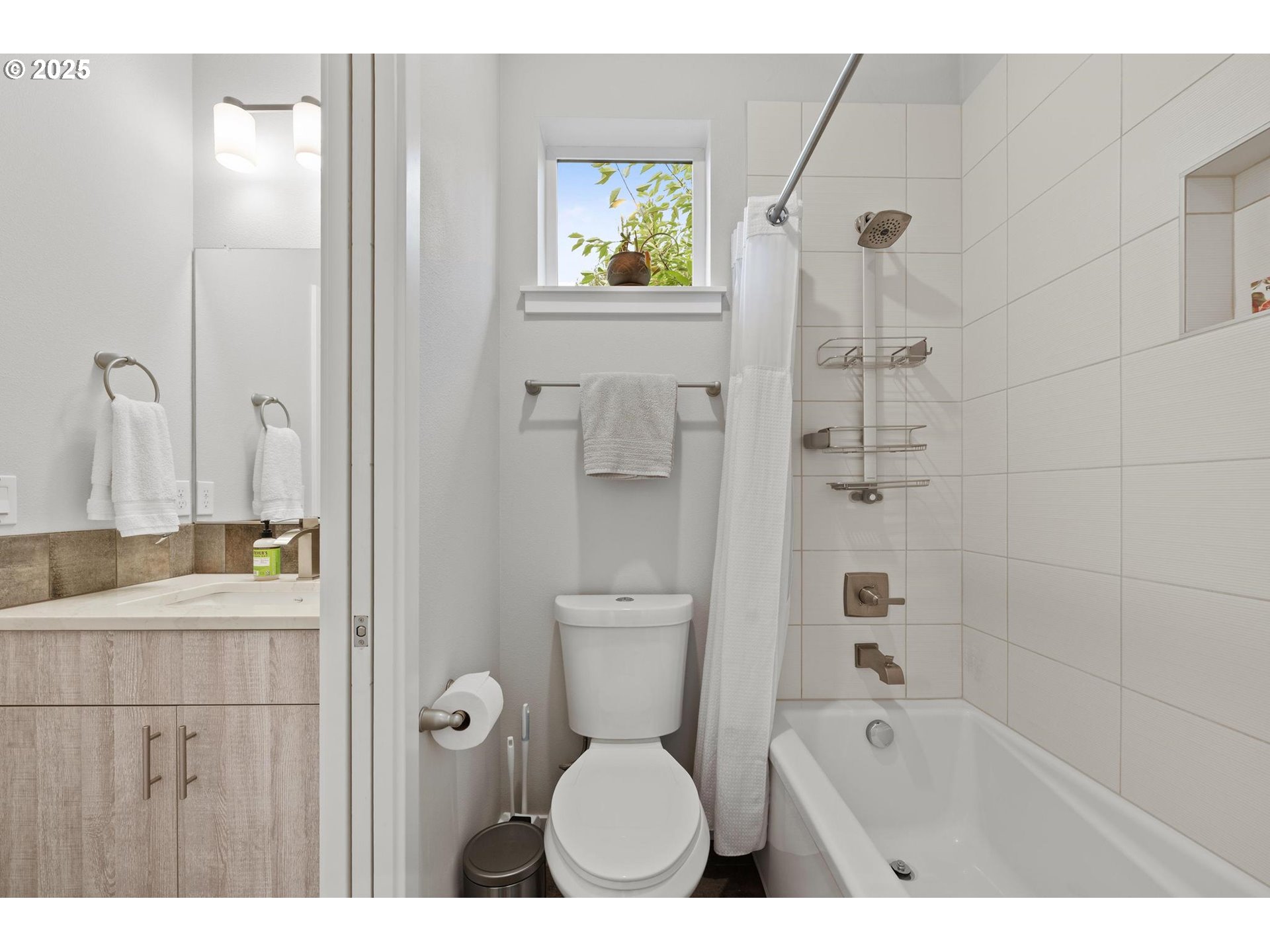 Portland, Oregon, 97211, United States, 3 Bedrooms Bedrooms, ,2 BathroomsBathrooms,Residential,For Sale,1926283