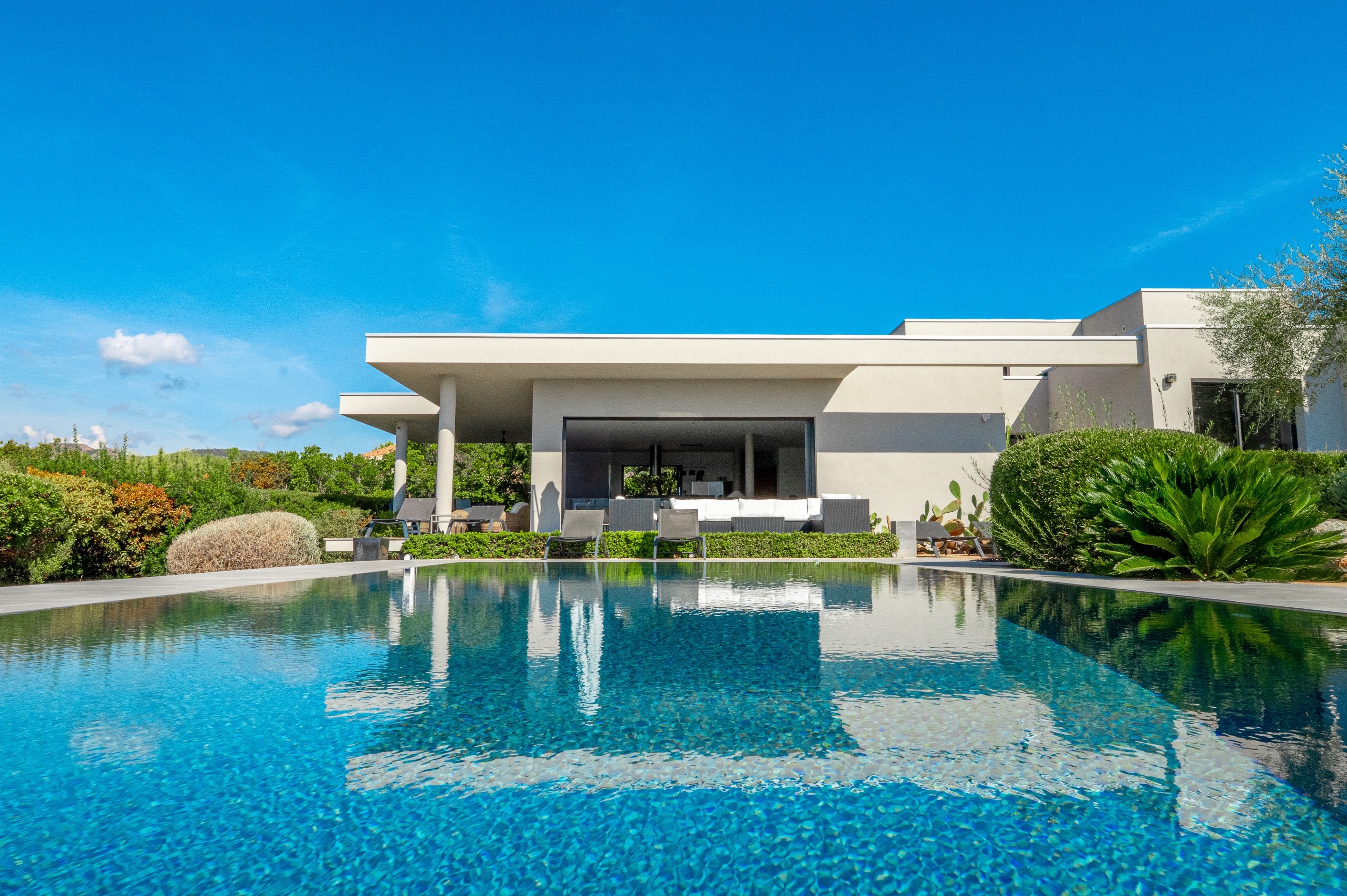  Contemporary 300 sqm villa with a mirror pool in Pinarello – 5 suites - 物件實景