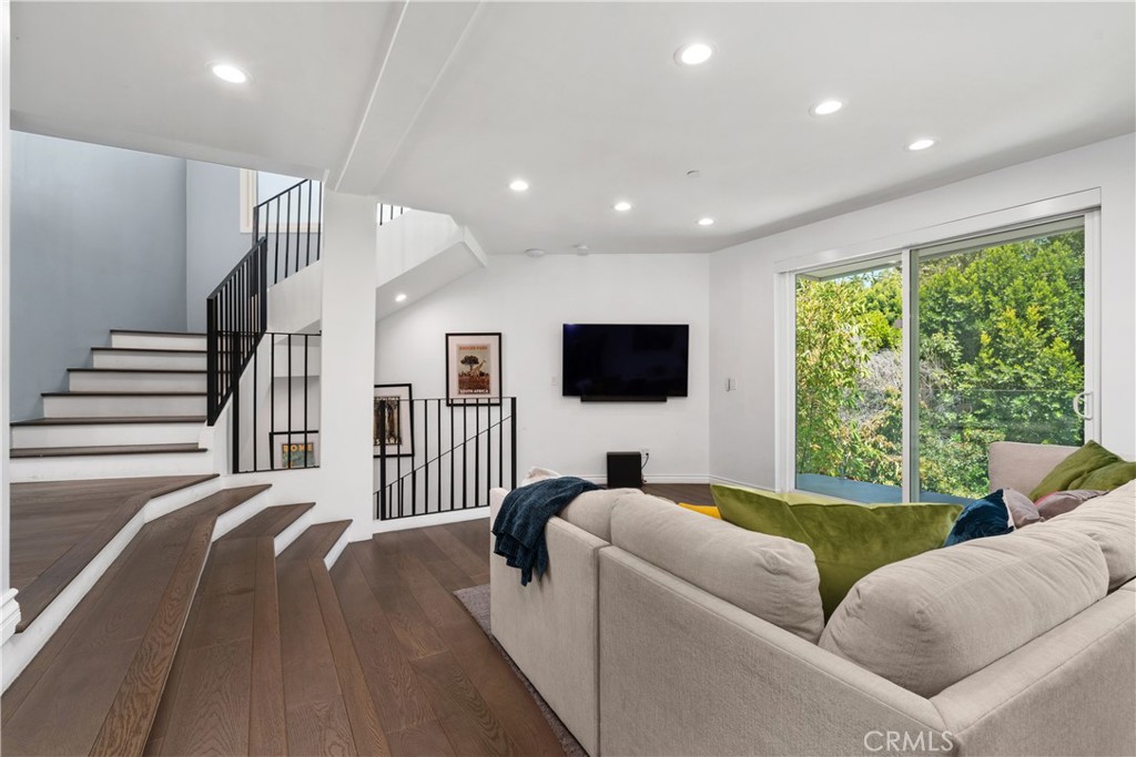 Los Angeles, California, 90046, United States, 3 Bedrooms Bedrooms, ,4 BathroomsBathrooms,Residential,For Sale,1817494