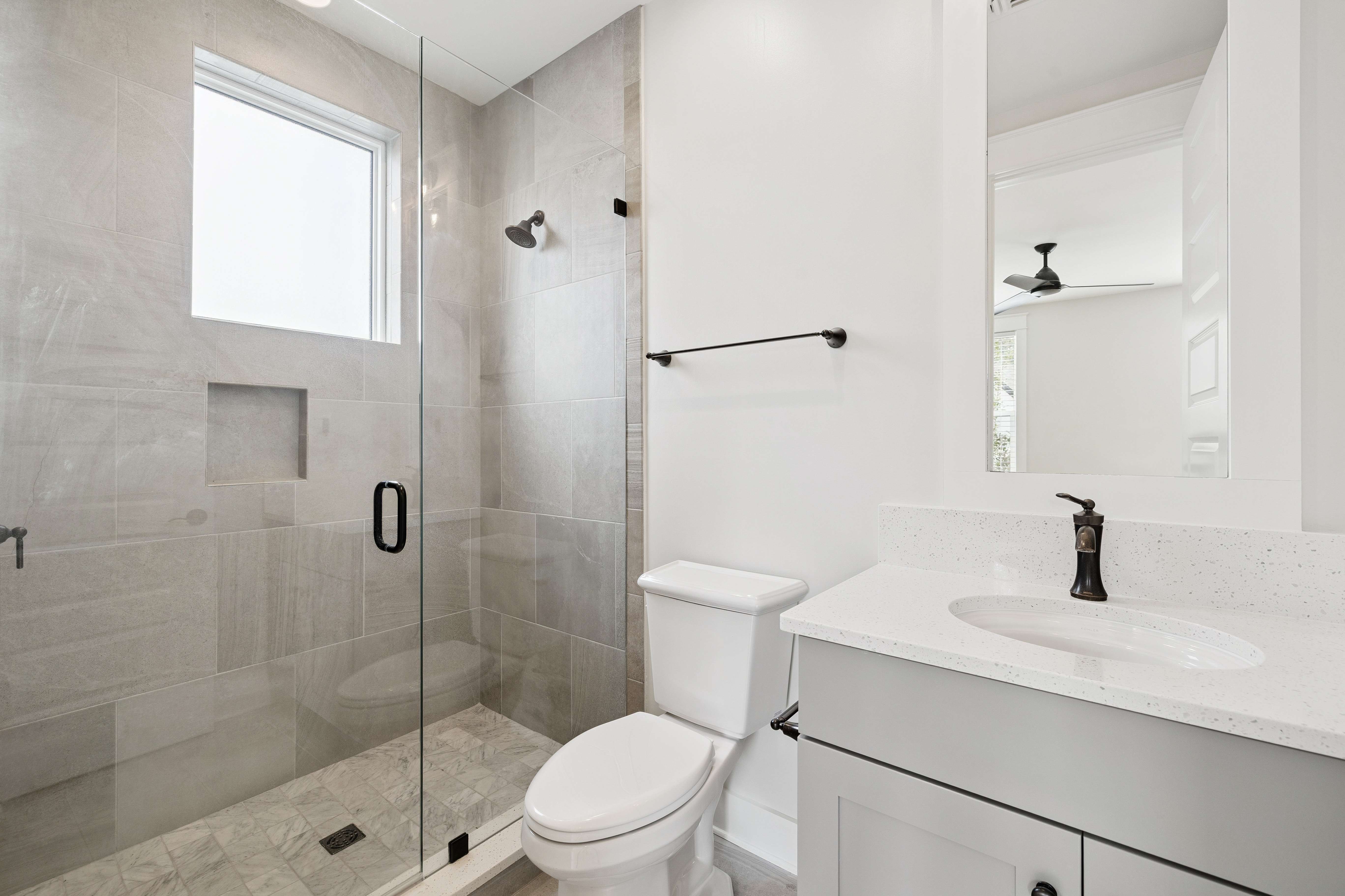  Multi-Level Refined Coastal Home In Gated Community Near Beach Access - 物件實景