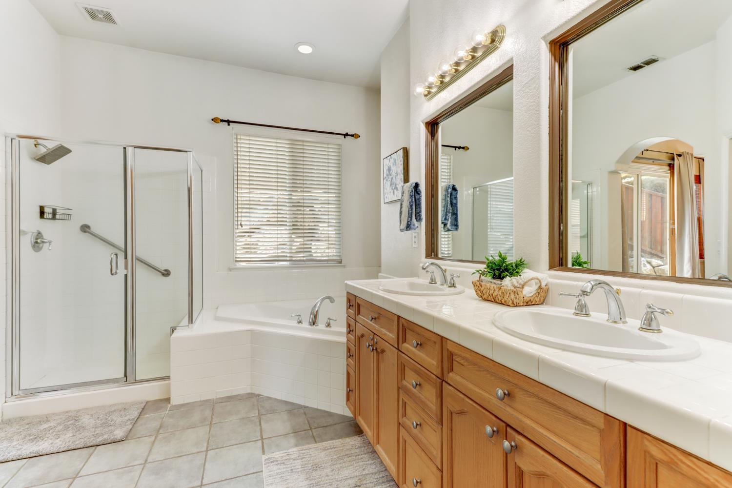 El Dorado Hills, California, 95762, United States, 4 Bedrooms Bedrooms, ,2 BathroomsBathrooms,Residential,For Sale,1939955