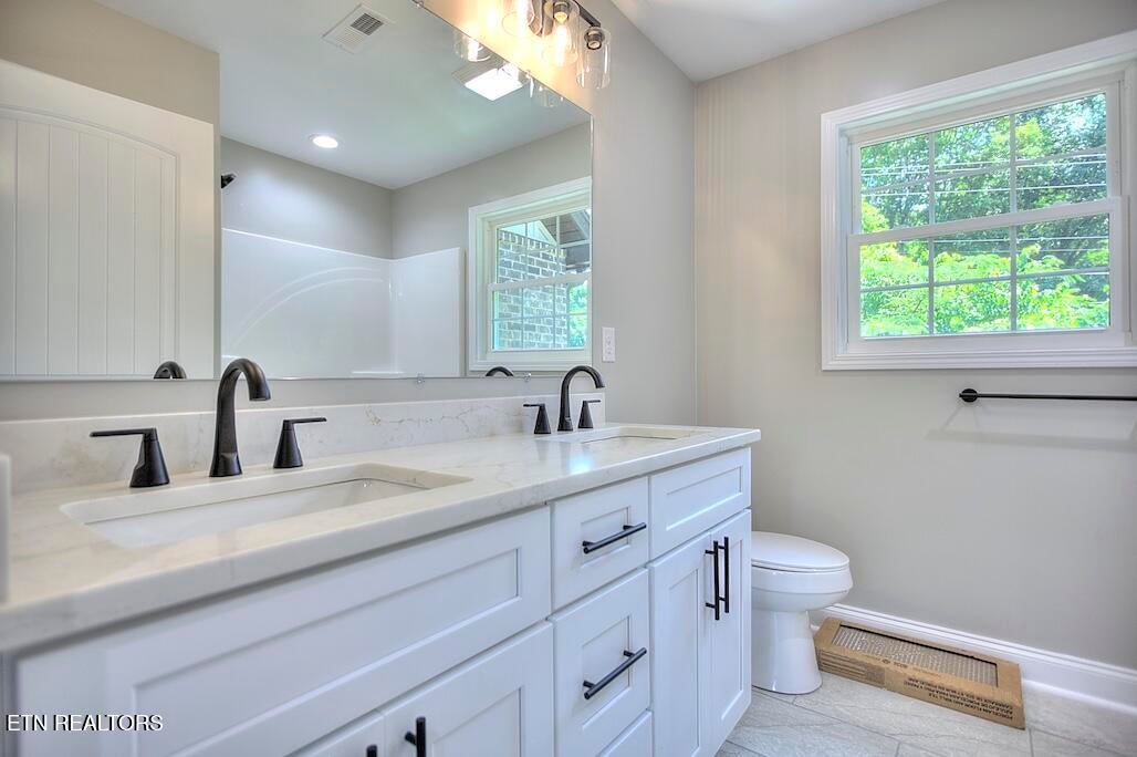 Maryville, Tennessee, 37803, United States, 4 Bedrooms Bedrooms, ,4 BathroomsBathrooms,Residential,For Sale,1874124