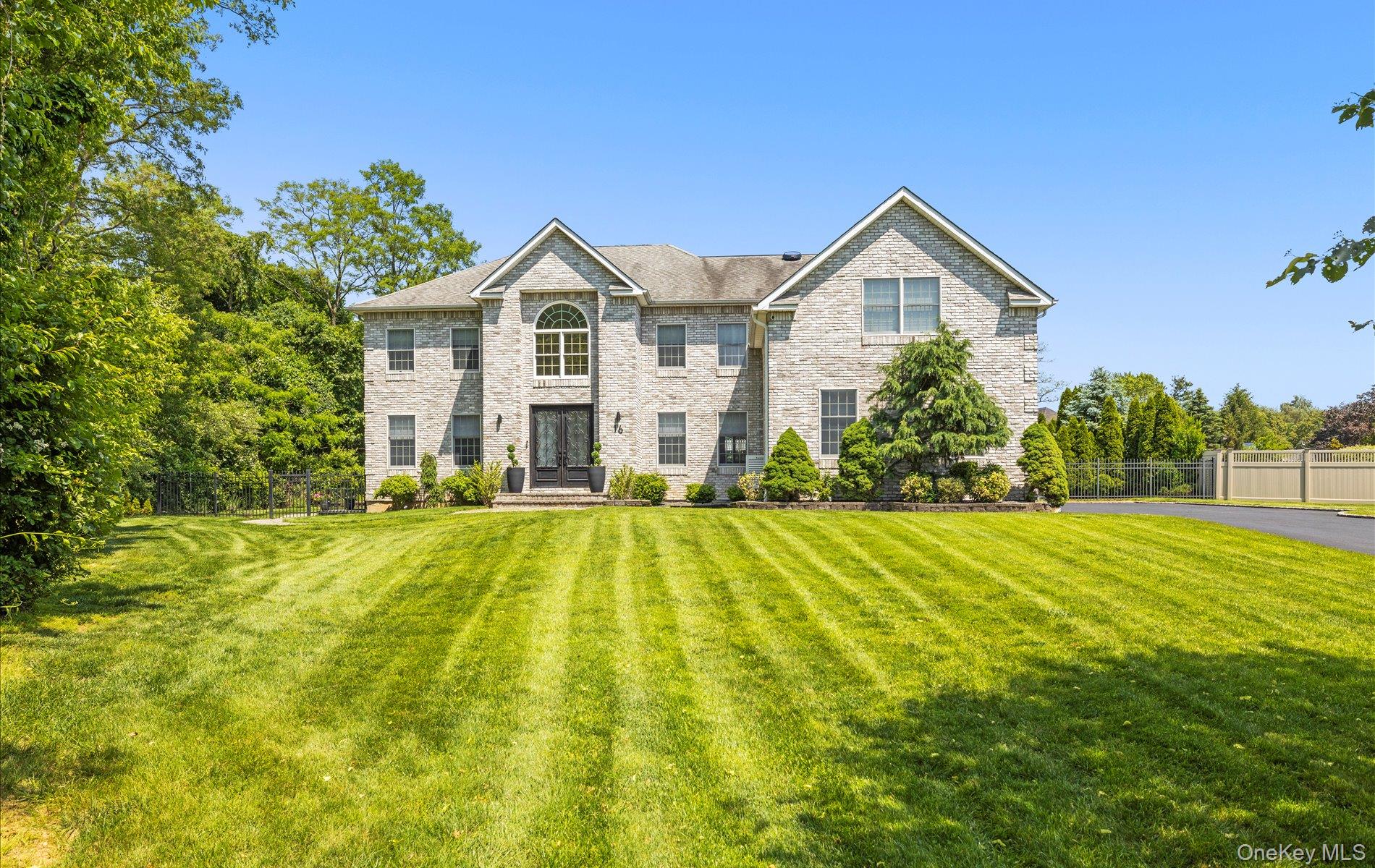 Huntington, New York, 11743, United States, 6 Bedrooms Bedrooms, ,4 BathroomsBathrooms,Residential,For Sale,1827761