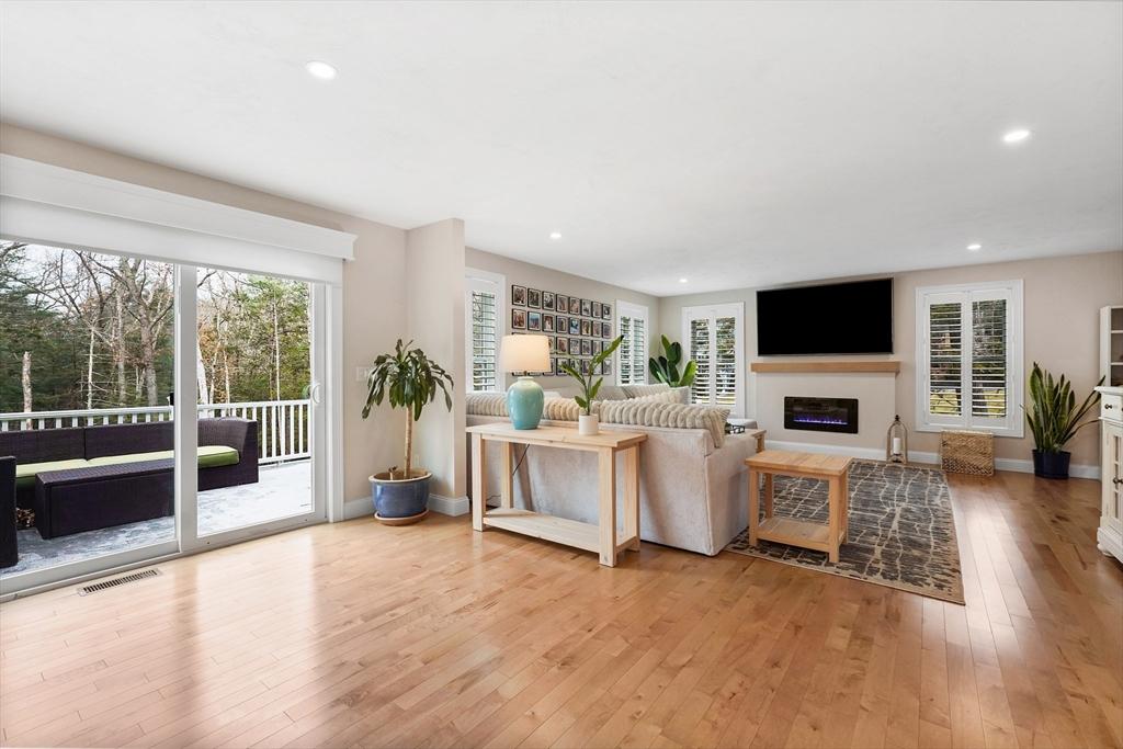 Sturbridge, Massachusetts, 01566, United States, 4 Bedrooms Bedrooms, ,4 BathroomsBathrooms,Residential,For Sale,1801654