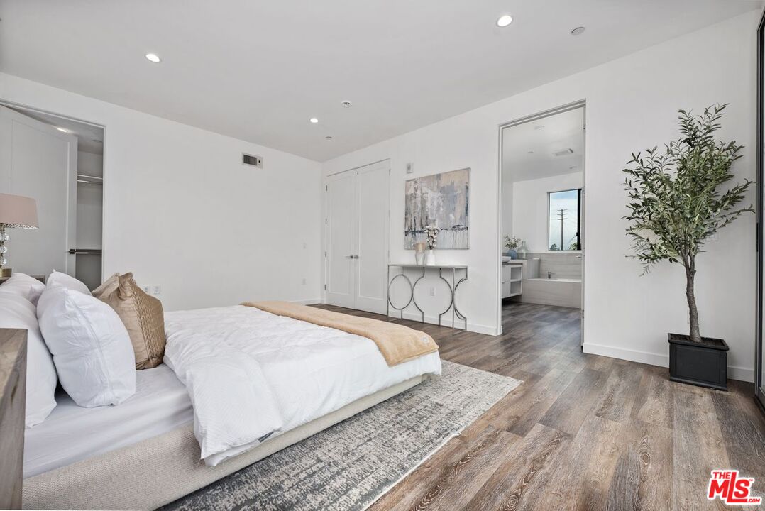 Los Angeles, California, 90025, United States, 9 Bedrooms Bedrooms, ,Residential,For Sale,1940770
