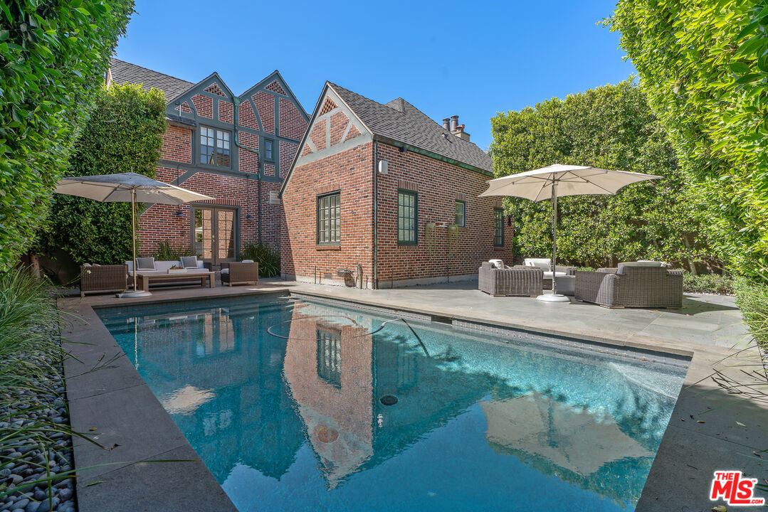 Los Angeles, California, 90020, United States, 5 Bedrooms Bedrooms, ,5 BathroomsBathrooms,Residential,For Sale,1939583