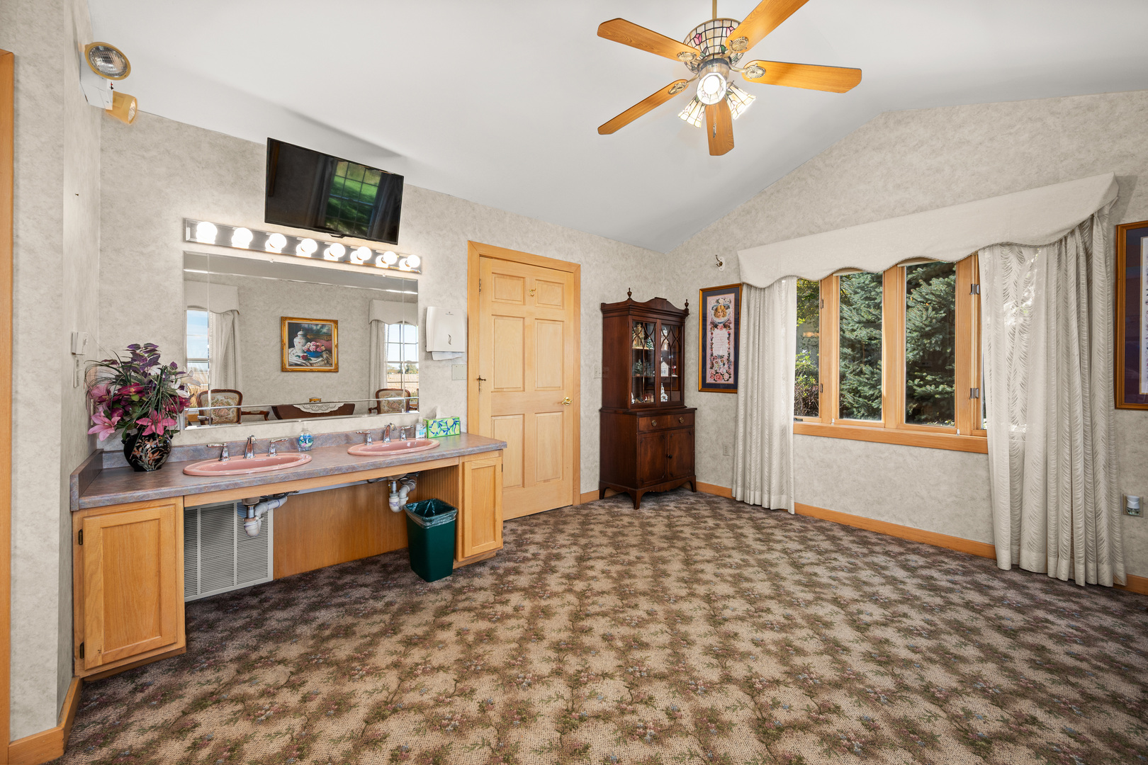 Sycamore, Illinois, 60178, United States, 4 Bedrooms Bedrooms, ,5 BathroomsBathrooms,Residential,For Sale,2001773